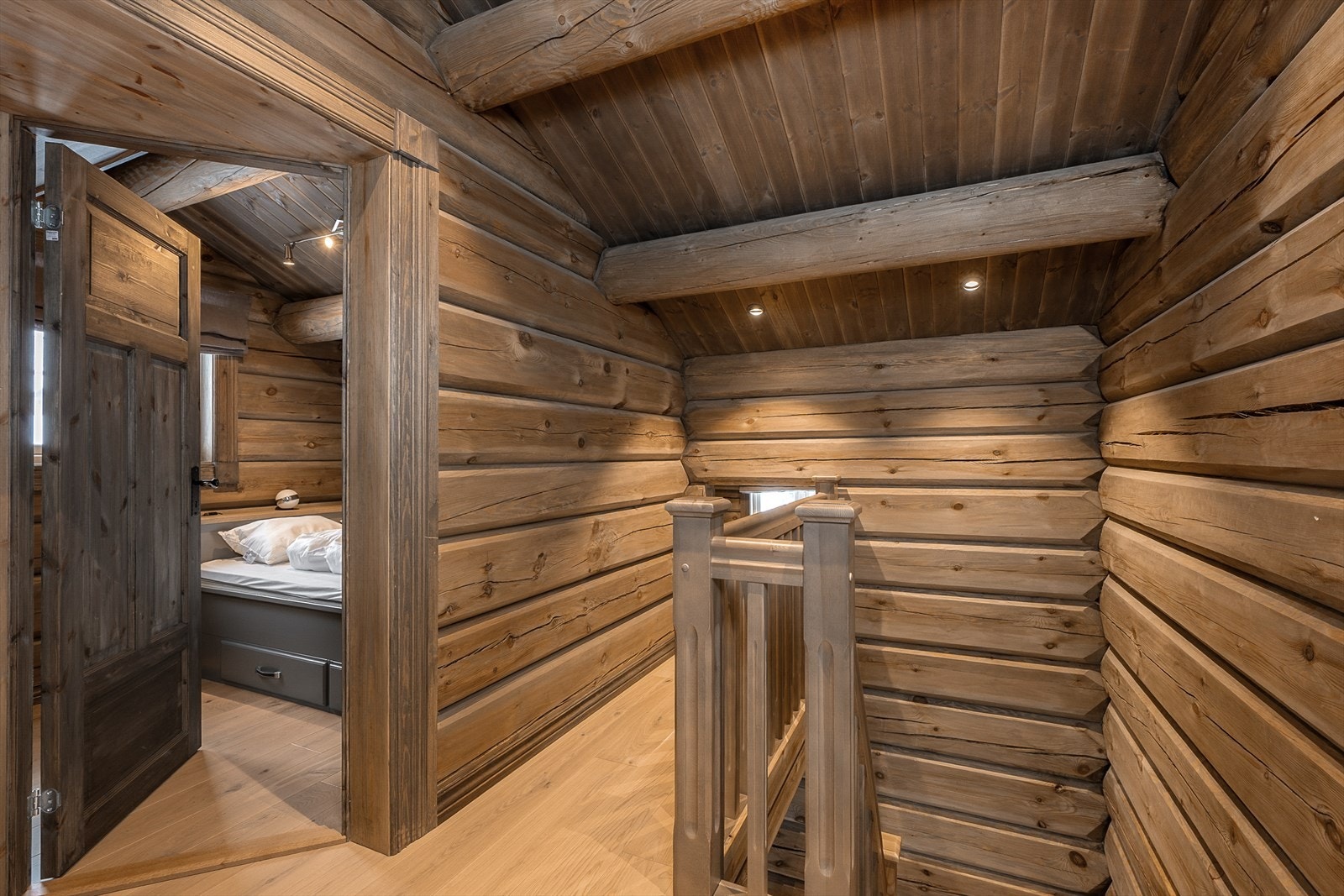 Trappegangen i 2. etasje har adkomst til loftstue, soverom og bad. Galleribilde