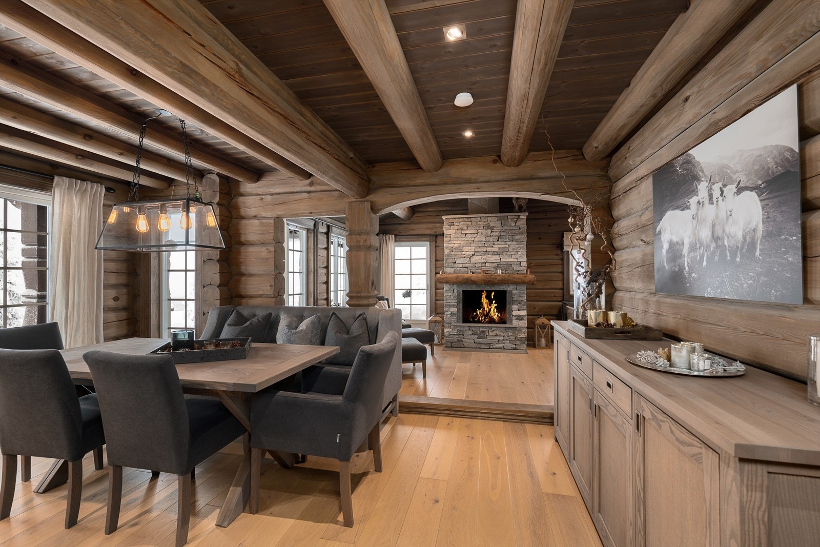 Det er fin plass til spisebordet i forbindelse med kjøkkenet. Hytta har en sosial løsning der det er en relativt åpent mellom spiseplassen og stua. Galleribilde