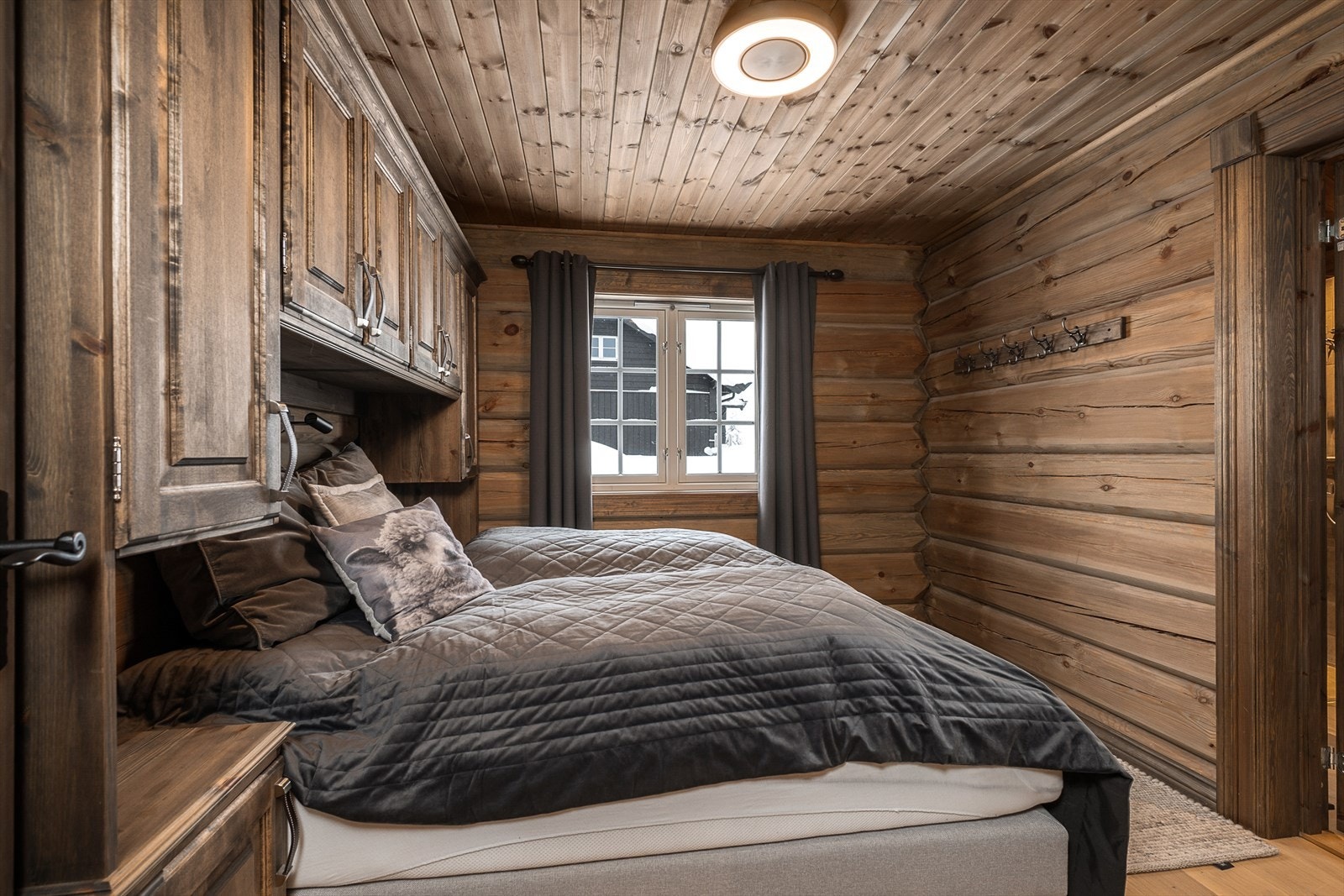 Soverommet i første etasje har plassbygde skap og en lun atmosfære. Galleribilde