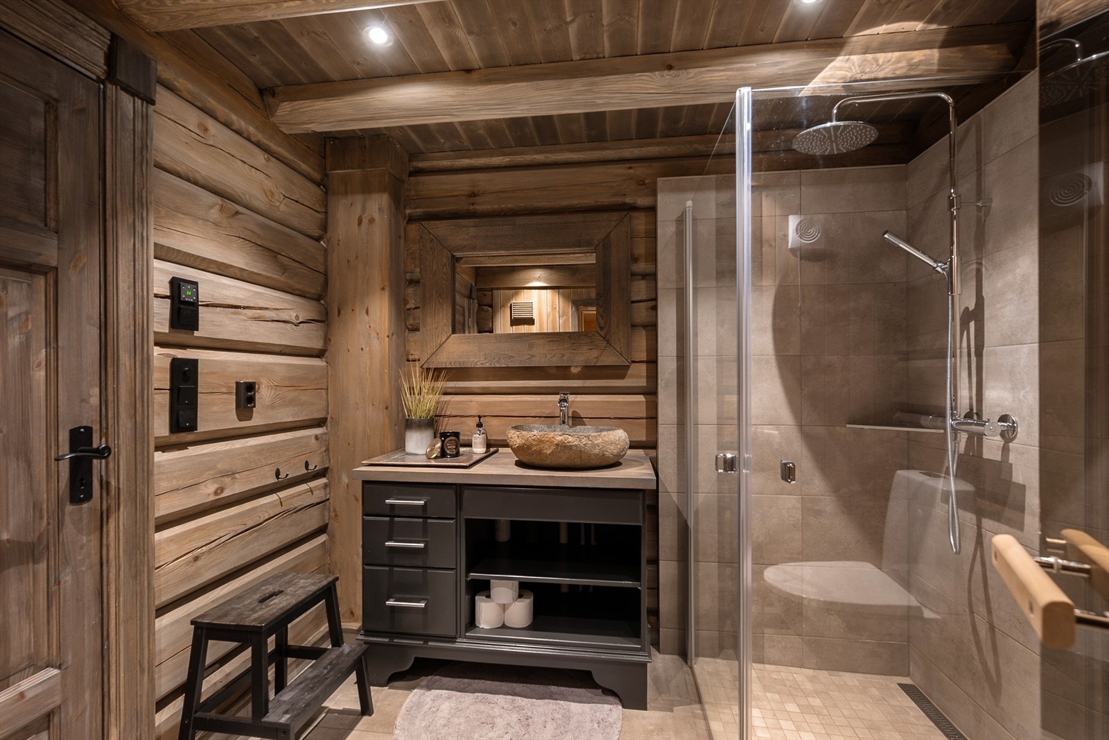 Fra badet er det direkte inngang til hyttas badstue. Galleribilde