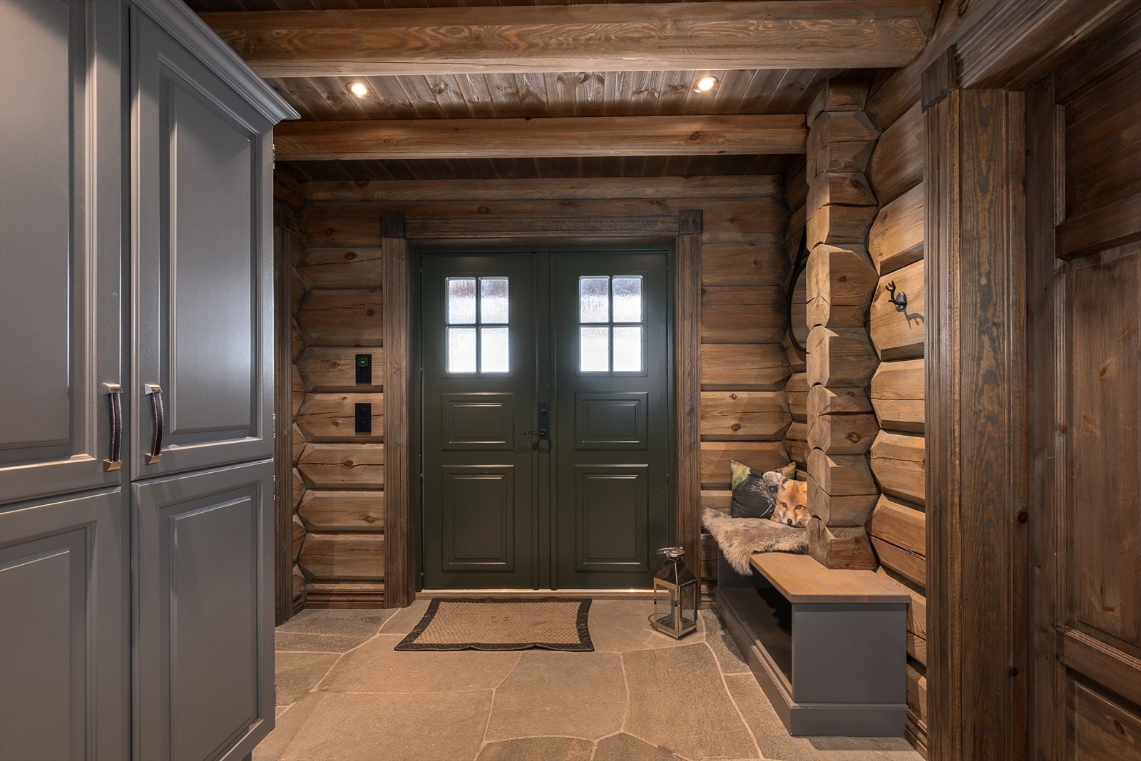 Hytta har en romslig entré med skifer på gulv og god garderobeplass. Galleribilde