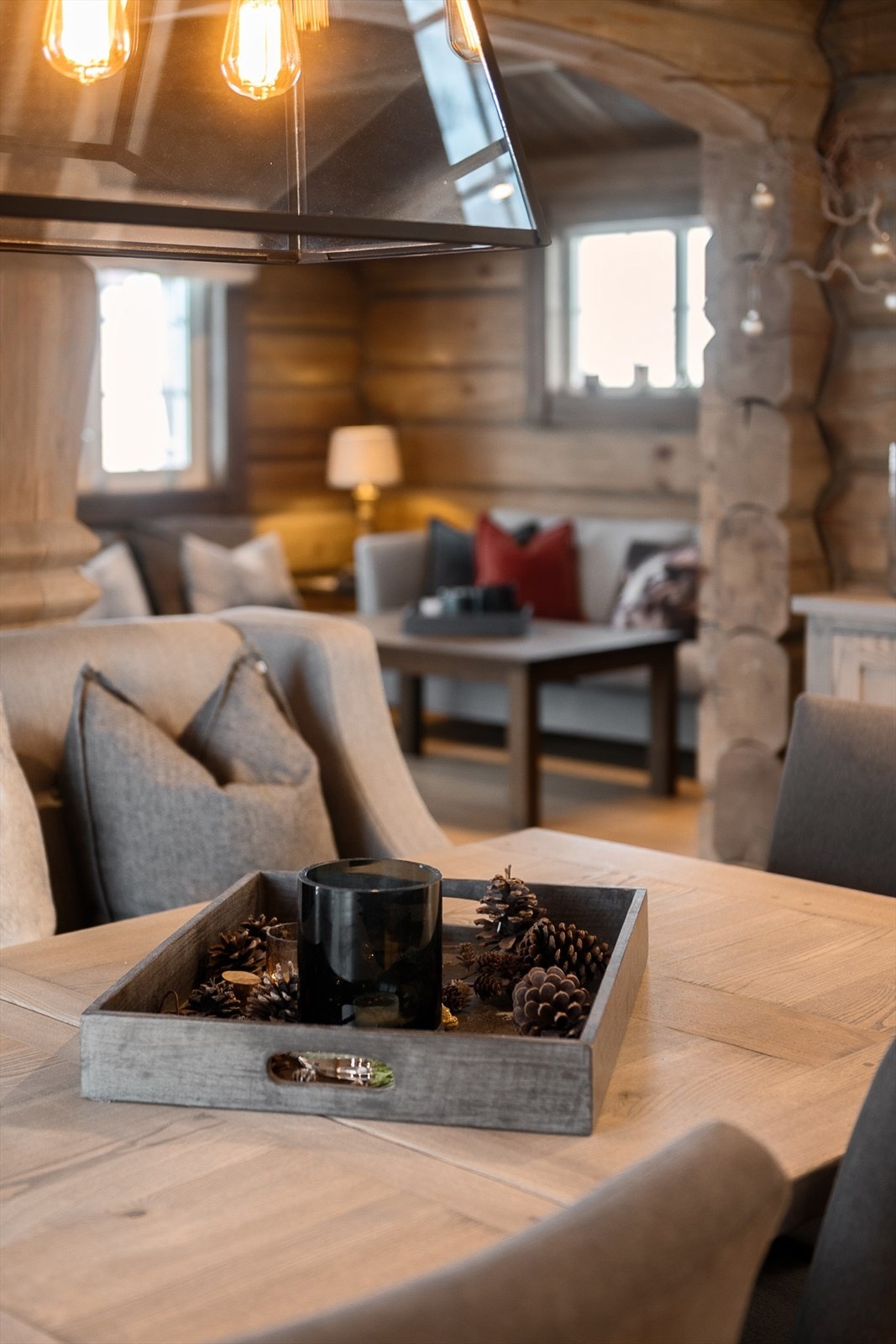 Det er en gjennomgående og helhetlig stil i hytta. Solid materialbruk og lune og tidløse fargetoner som skaper en hyggelig atmosfære i hytta. Galleribilde