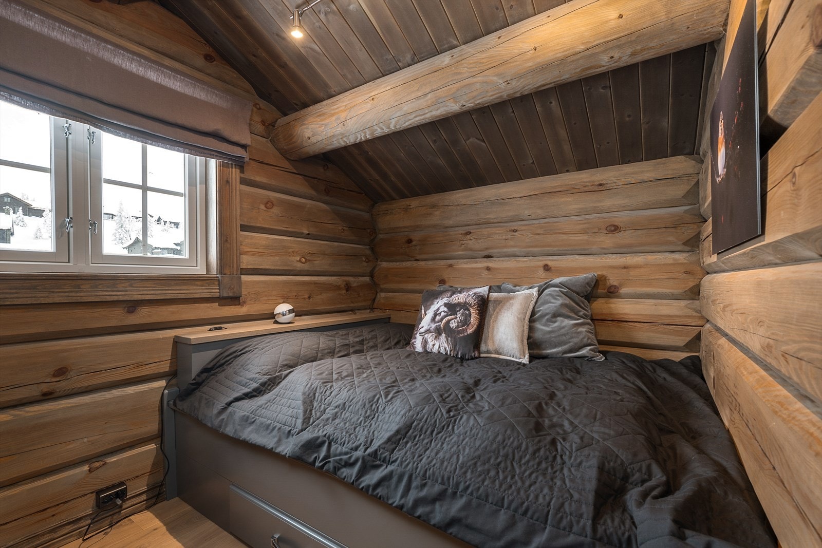 Soverom i andre etasje med plassbygd sengeløsning. Galleribilde