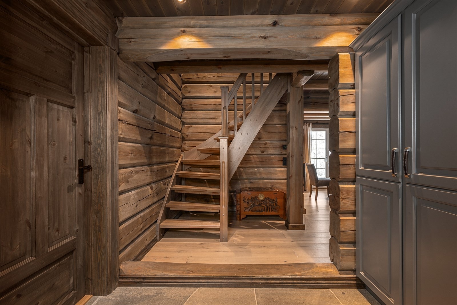Fra entreen fører er det adkomst via trapp opp til hyttas andre etasje. Galleribilde