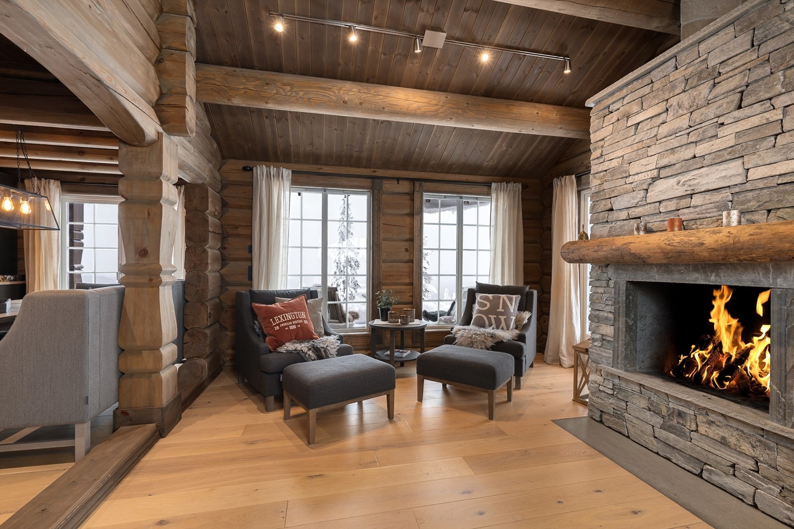 Fra stuen er det direkte utgang til en stor, delvis overbygget terrasse. Galleribilde