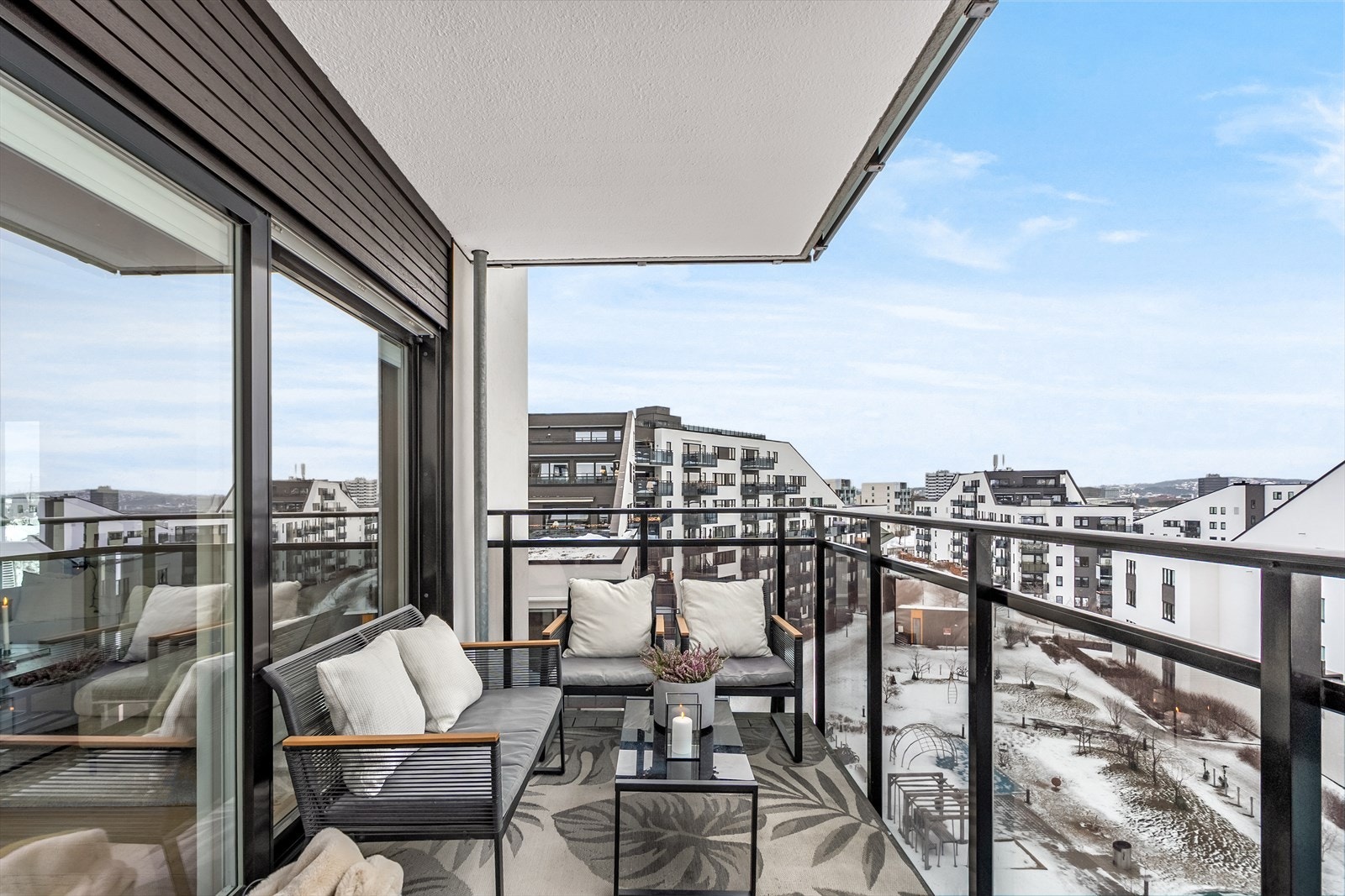 Overbygget sydvestvendt balkong på 10 m². Galleribilde