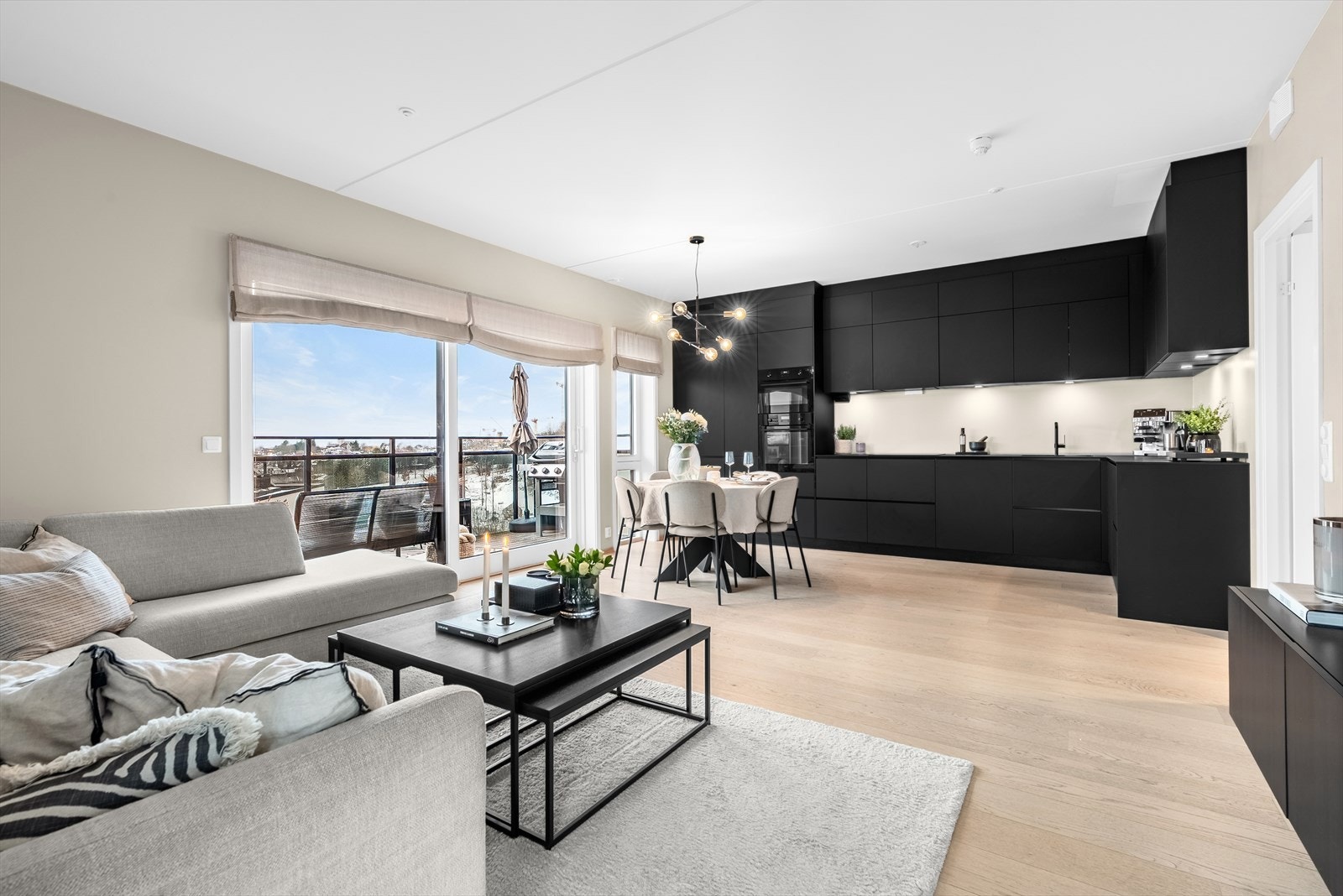 Stue og kjøkken i åpen løsning. Galleribilde