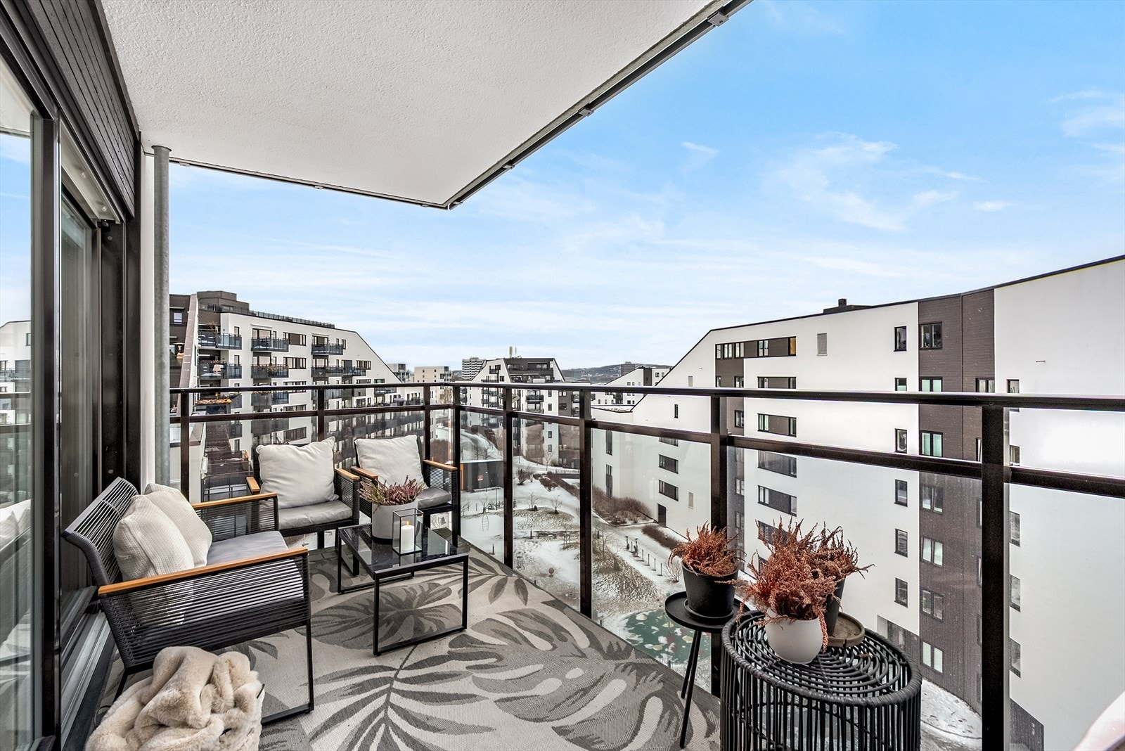 Balkongen har god plass til utemøbler. Galleribilde