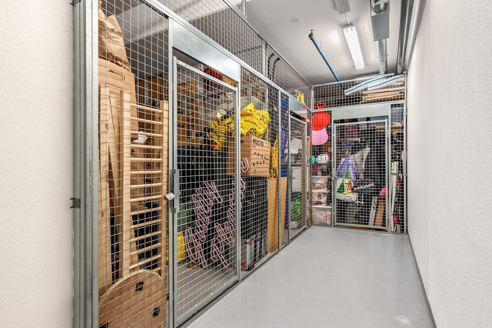 Tørr og ventilert kjellerbod på hele 10 m² med god takhøyde. Galleribilde