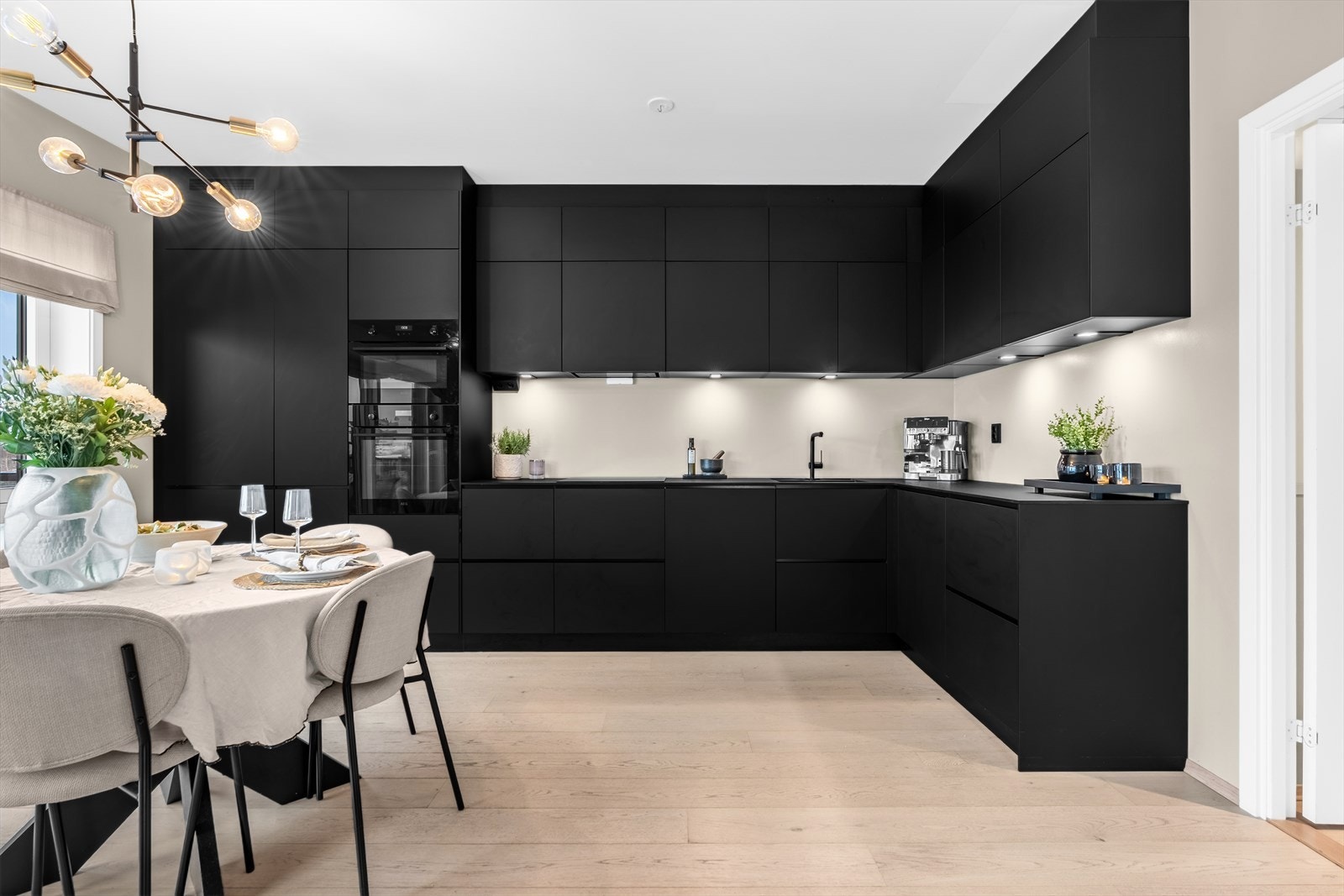 Stilrent og moderne Kvik-kjøkken fra 2021 med integrerte hvitevarer og kompaktlaminat benkeplate. Galleribilde