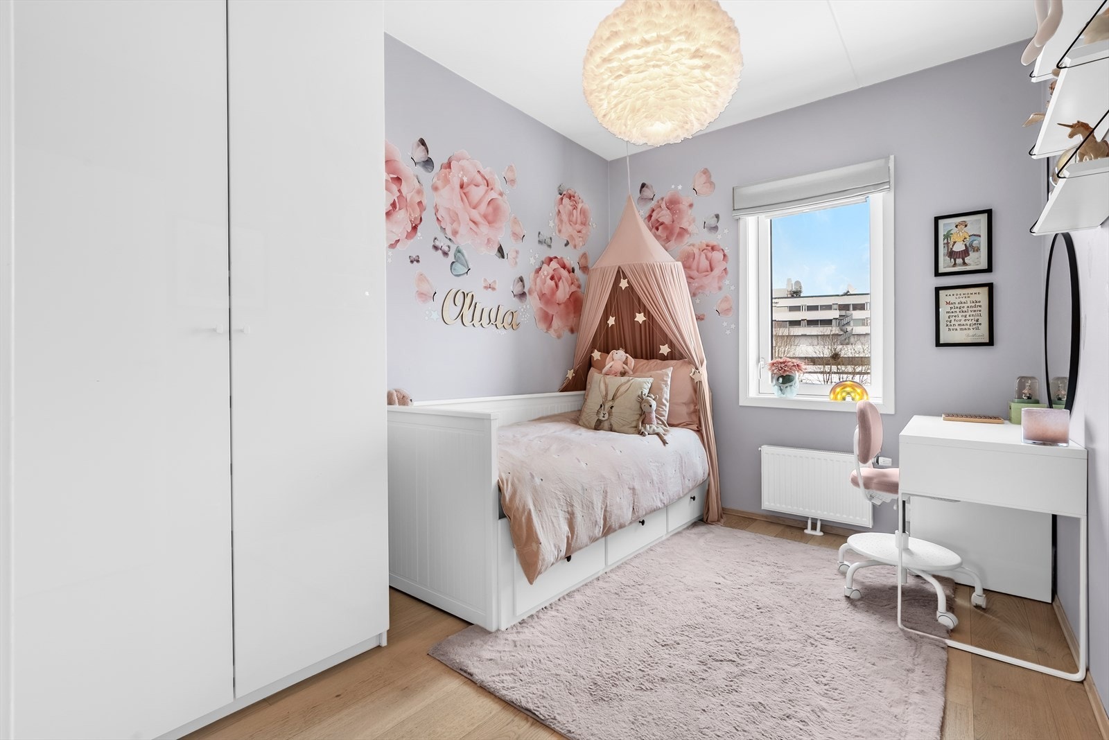 Soverom II på ca. 9 m² med garderobeskap og god plass seng og skrivebord. Galleribilde