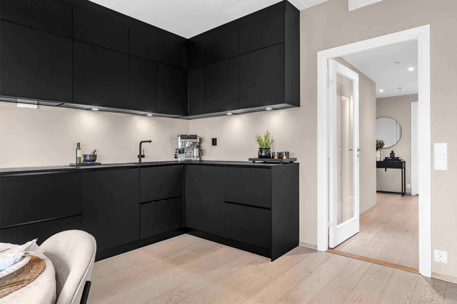 Takhøy innredning med svært god skapplass. Belysning under overskapene. Galleribilde