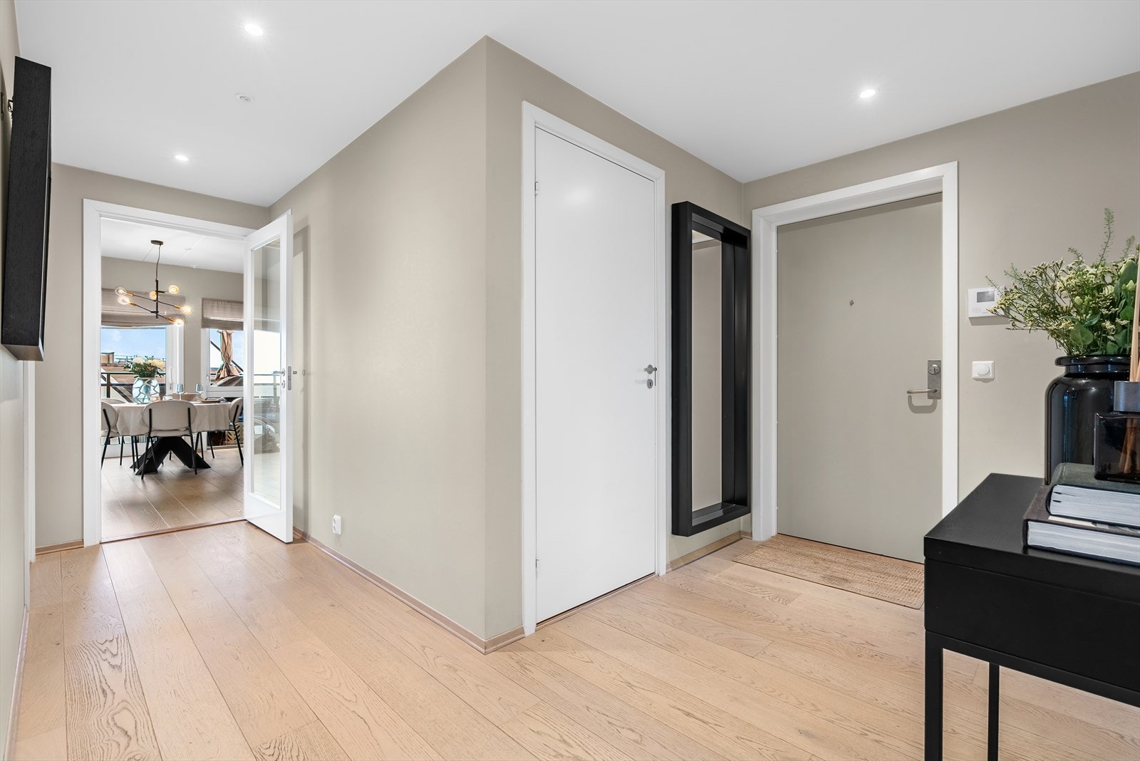 Entré/gang med adkomst til alle rom i boligen med unntak av masterbad. Brann- og lydklassifisert entrédør med kikhull og porttelefon med video. Galleribilde