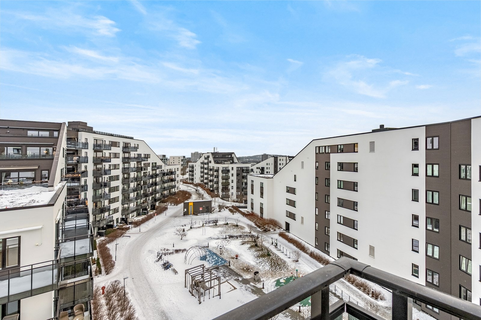 Utsikt mot syd. Pent opparbeidet bakgård. Galleribilde