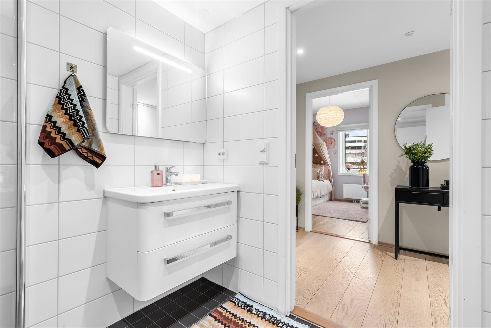 Bad 2: Moderne flislagt bad med adkomst fra gangen. Galleribilde