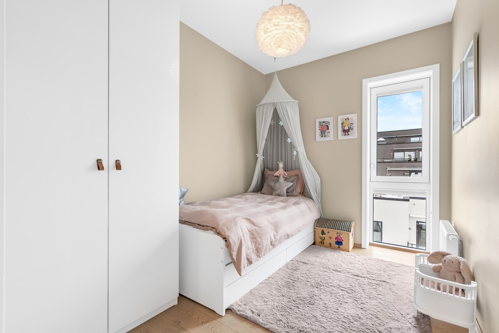 Soverom III på ca. 7 m² med garderobeskap og god plass seng og skrivebord. Galleribilde