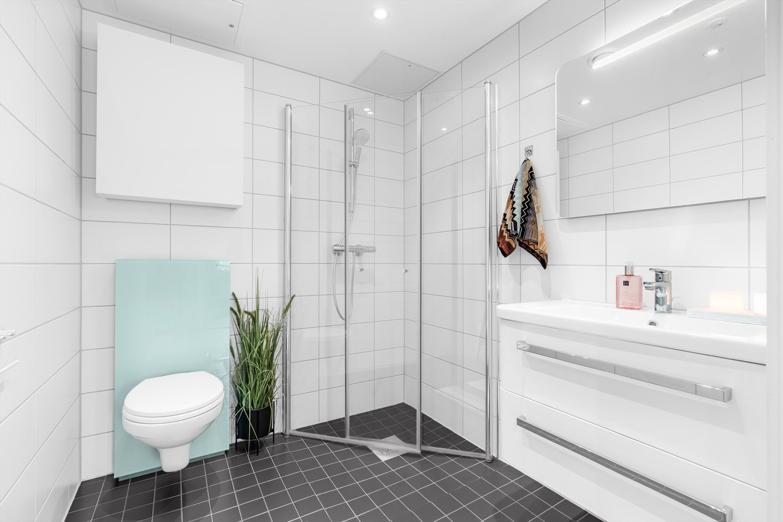 Bad 2: Badet inneholder vegghengt wc, dusjhørne med glassdører, servant med skuffer, speilskap med lys. Galleribilde