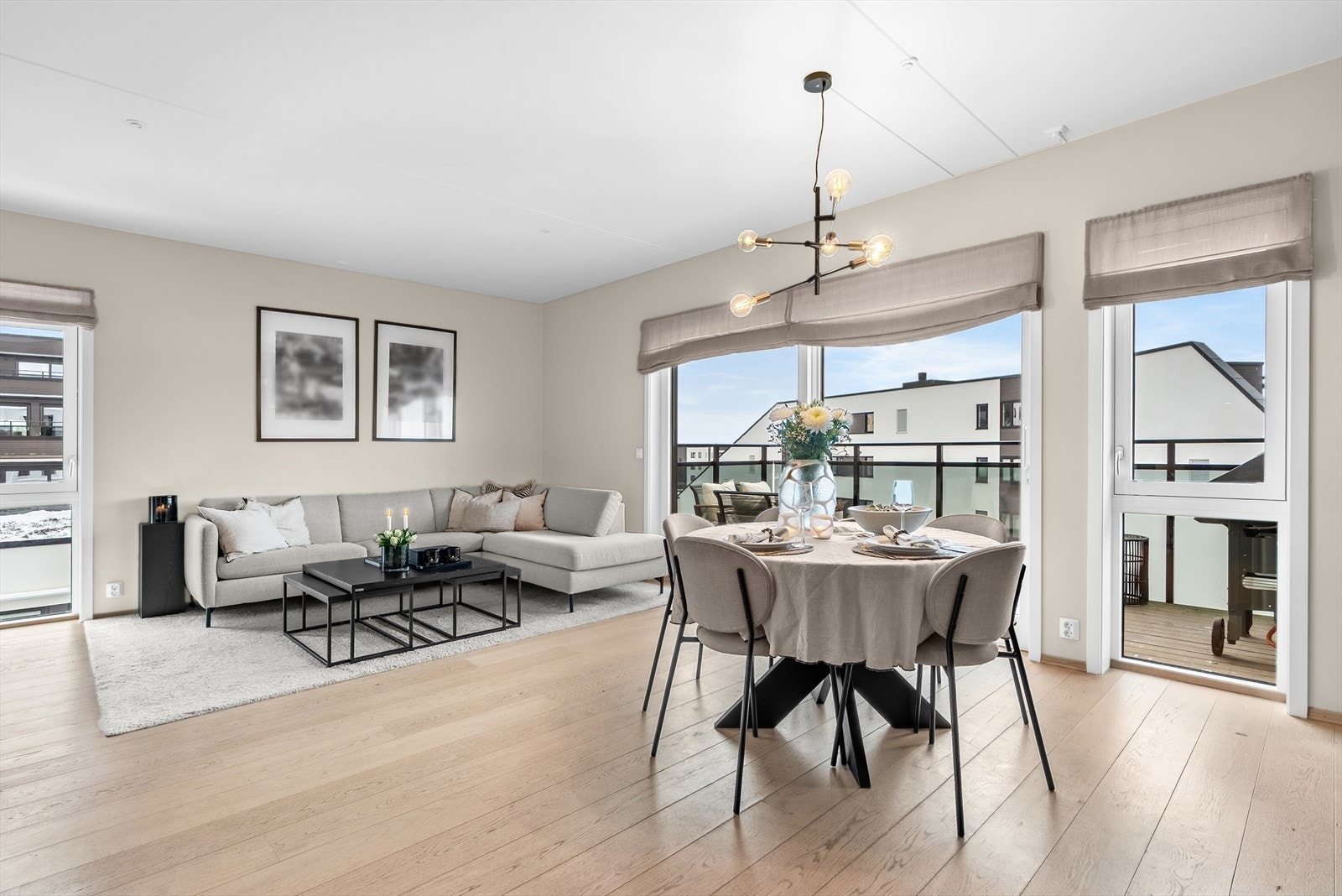 Store vindusflater og utgang til balkongen fra stuen. Galleribilde