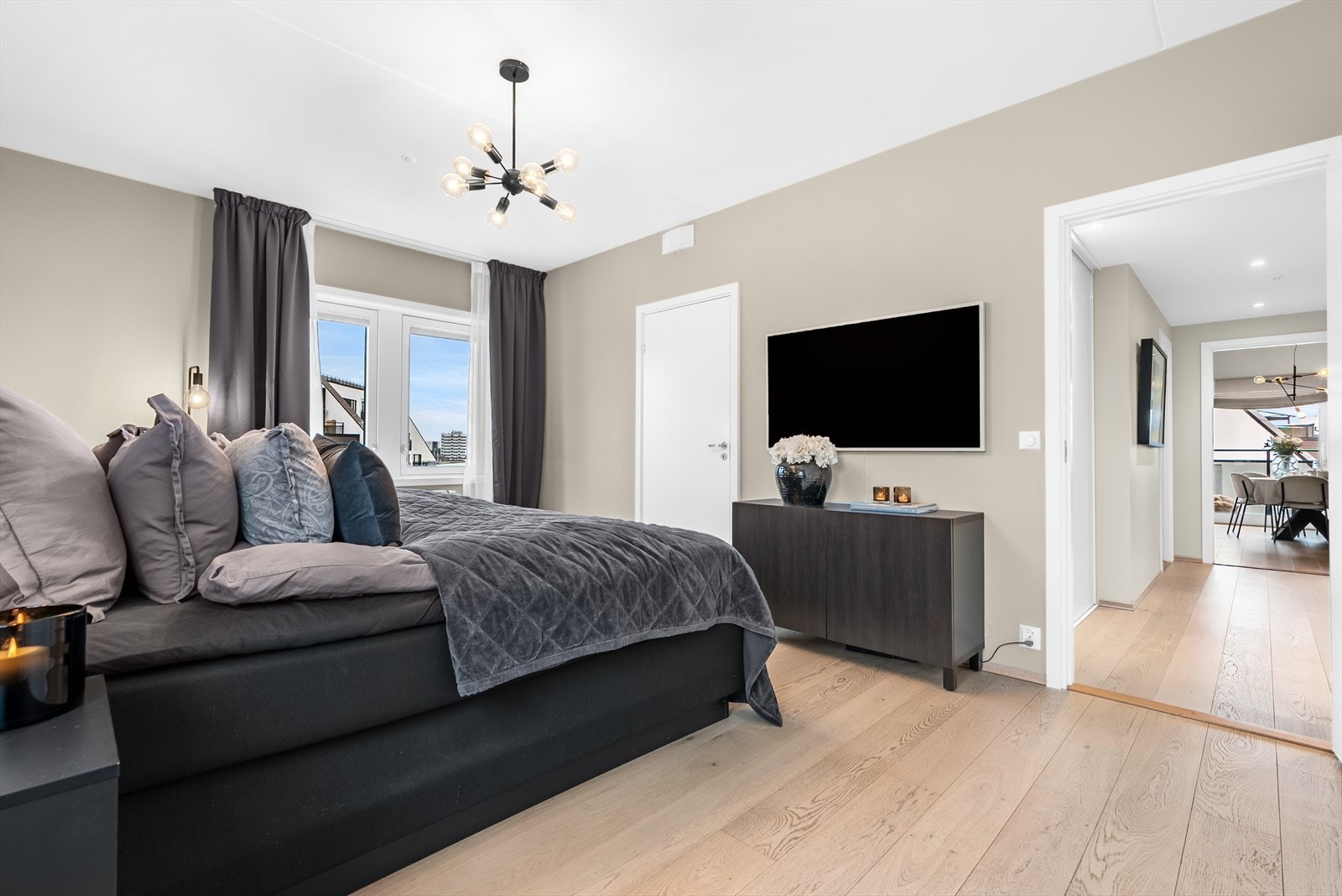 Stort og luftig hovedsoverom på 21 m² med adkomst til eget bad. Galleribilde