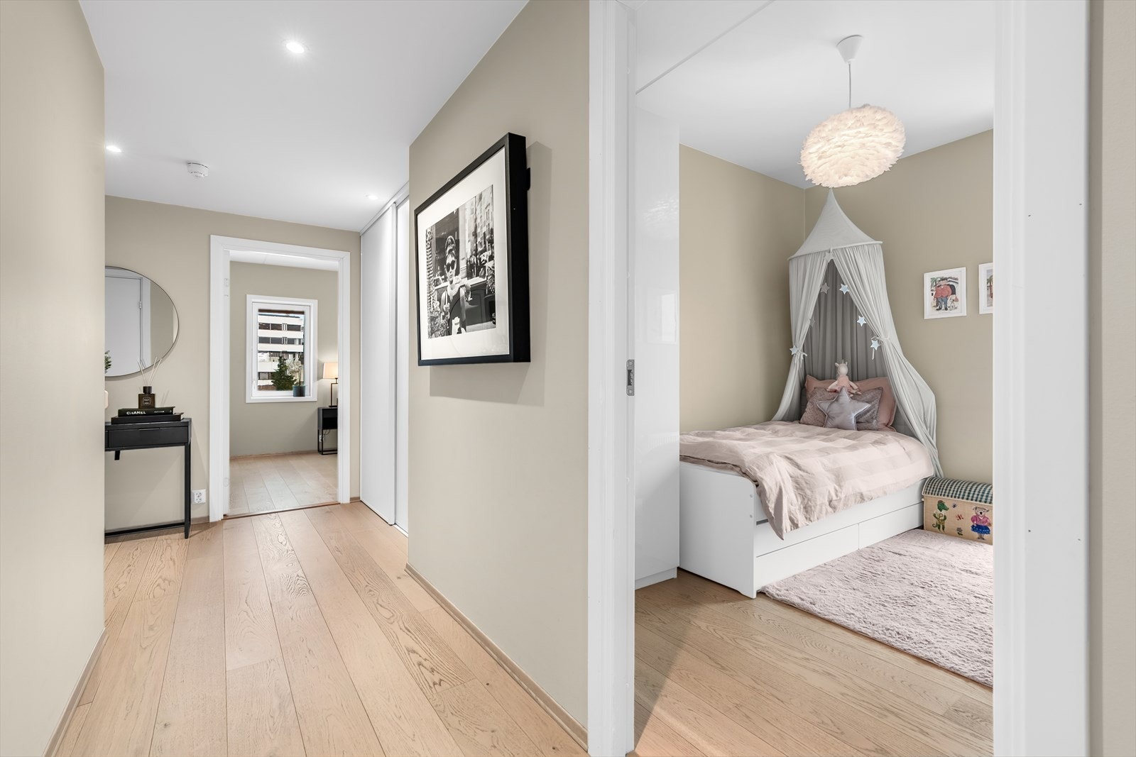 Svært familievennlig leilighet med 3 soverom, 2 bad og god skapplass. Galleribilde