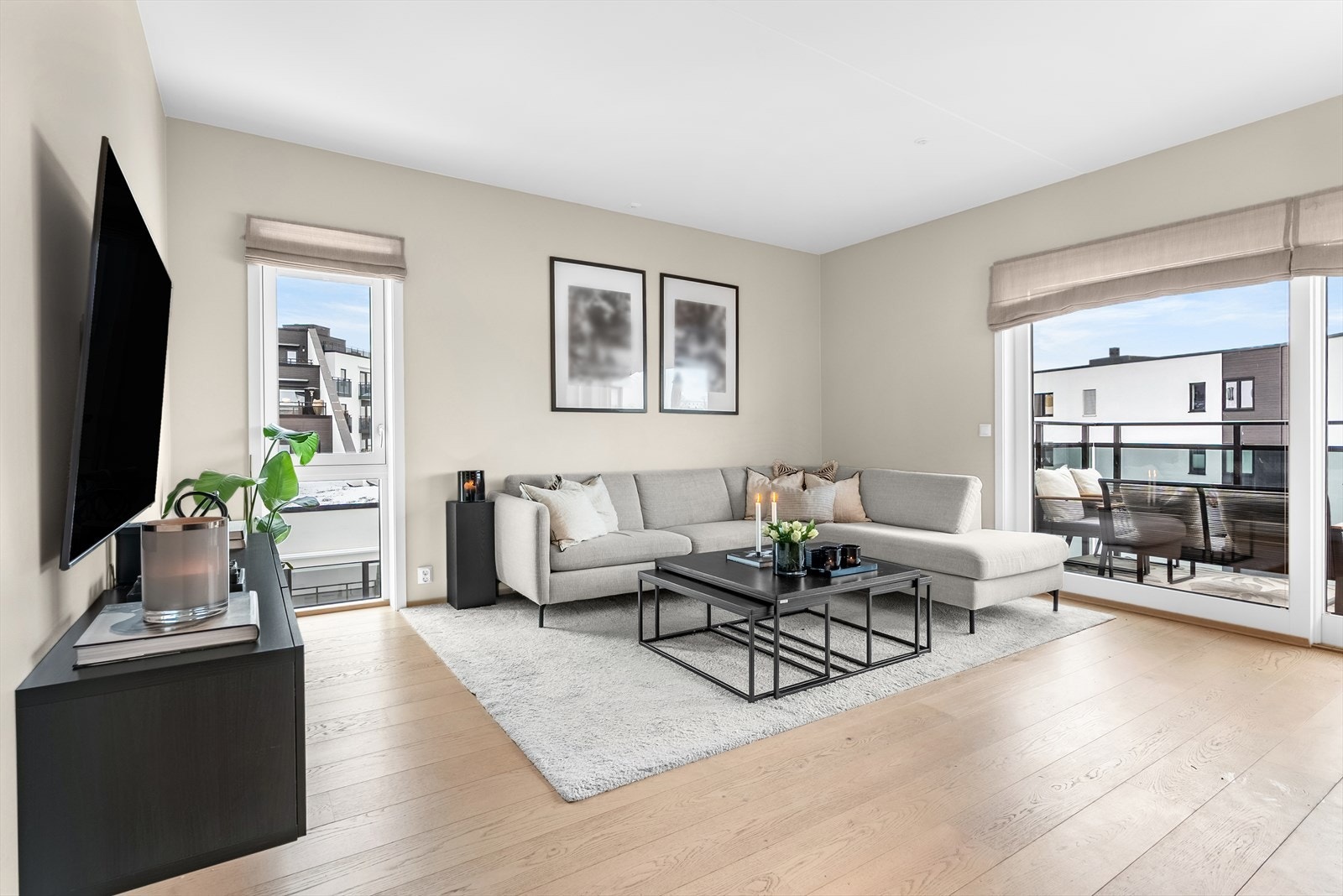 Stuen har gode lysforhold med vinduer på 2 sider. Galleribilde