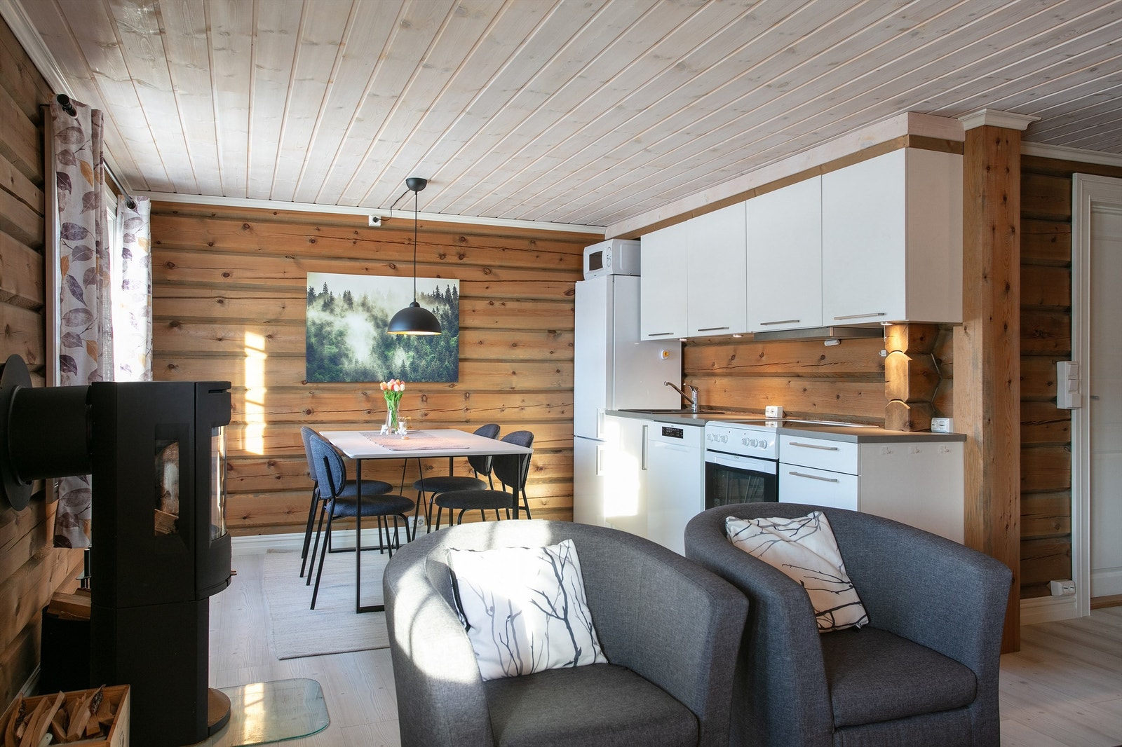 Det er plass til både sofagruppe og spisestue i tilknytning til kjøkken Galleribilde