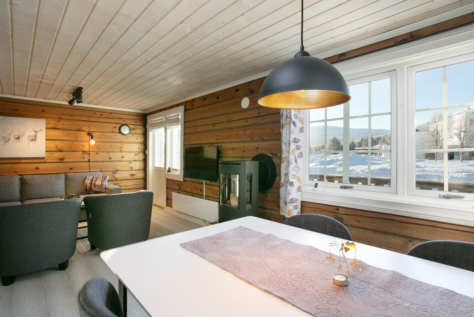 Fra spisebord mot stue Galleribilde