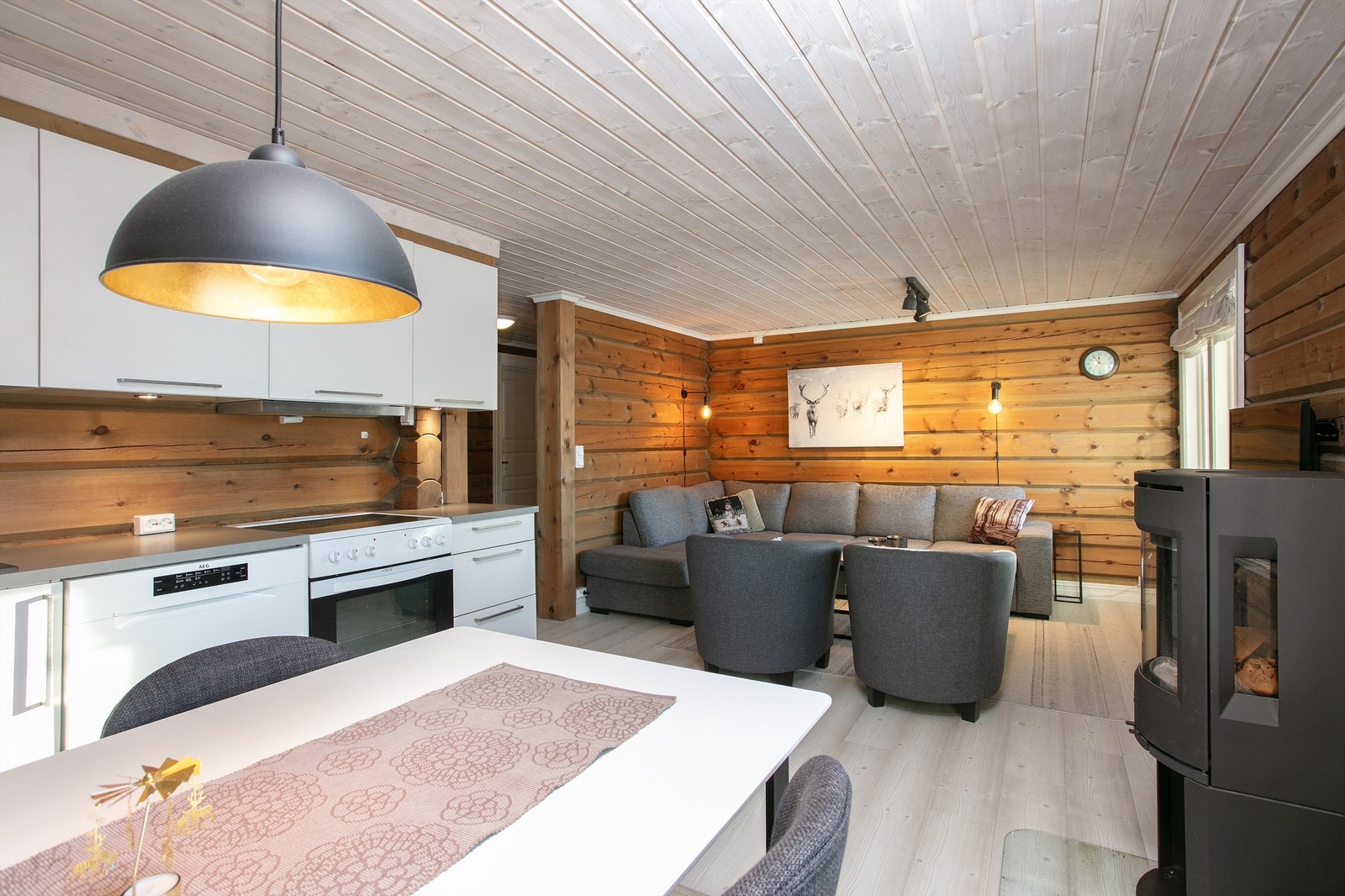 Fra kjøkken/spiseplass mot stue Galleribilde