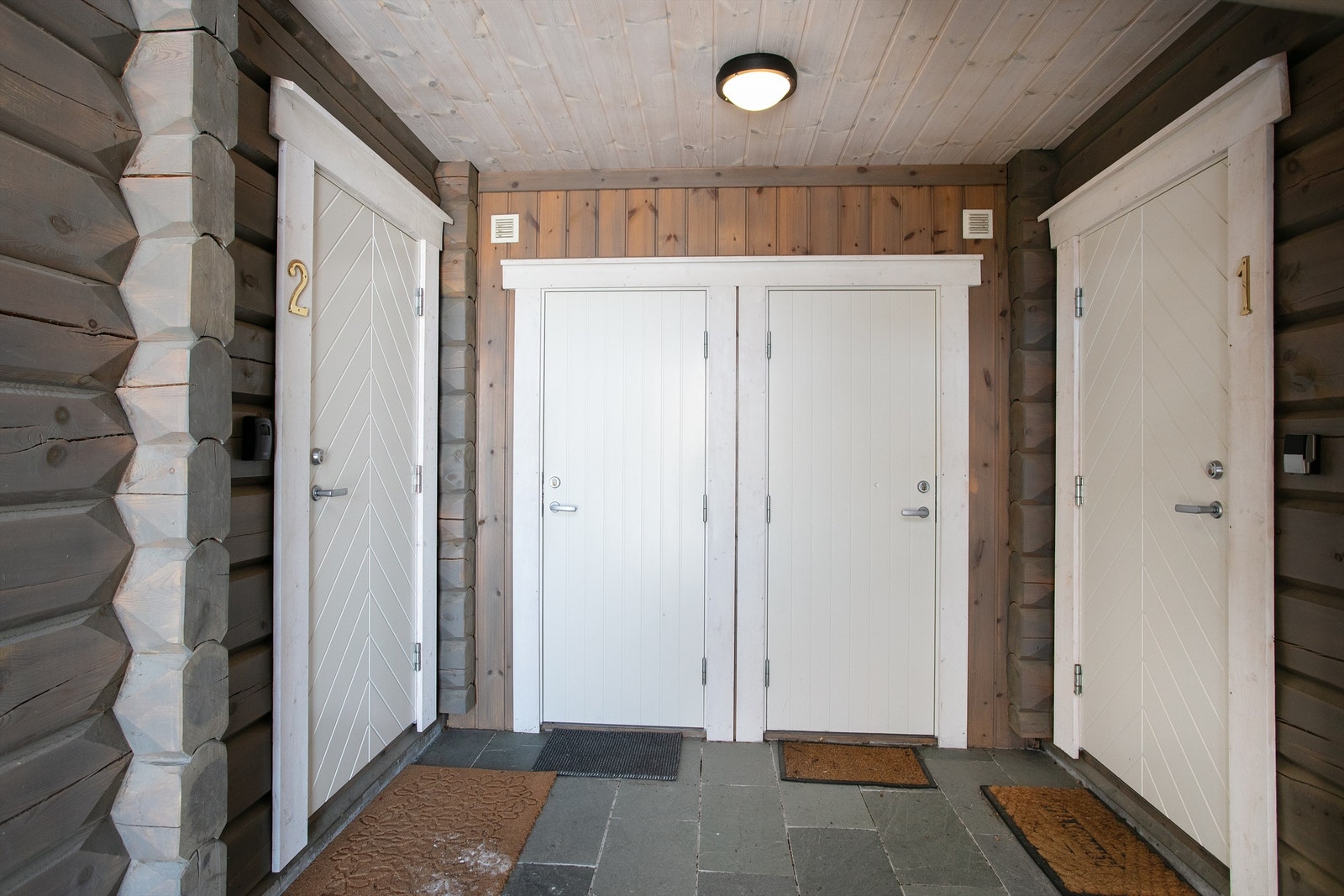 Overbygd inngangsparti og adkomst til utvendig bod Galleribilde