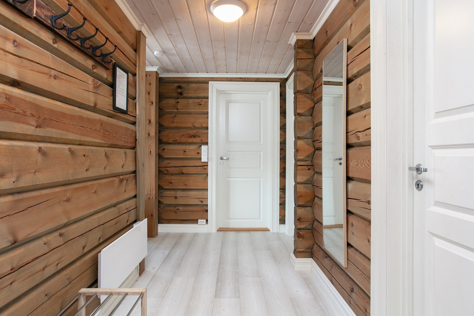 Gang/inngangsparti. Hvite profilerte innerdører Galleribilde