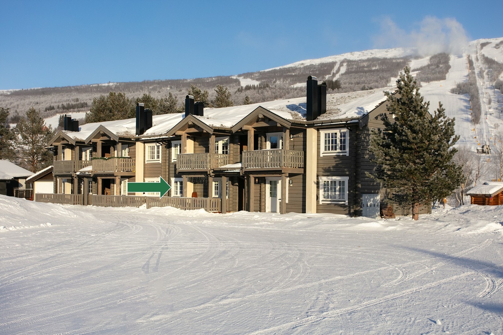 Krogsveen Sunnmøre v/Eiendomsmegler Harald Osdal har gleden av å presentere en nyere fritidsleilighet i laftet bygg med adresse Hotellvegen 1 like ved alpinanlegget - Foto: Jarle Osen Galleribilde