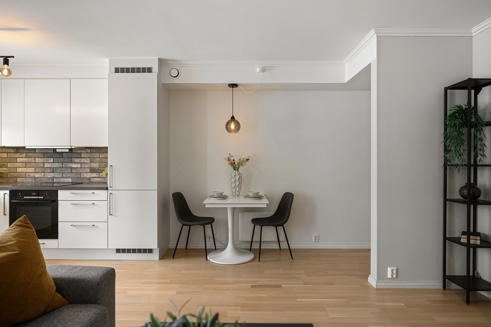 Kjøkkenet har plass til spisebord og ligger i åpen løsning mot stue, noe som skaper en sosial og luftig romfølelse. Galleribilde