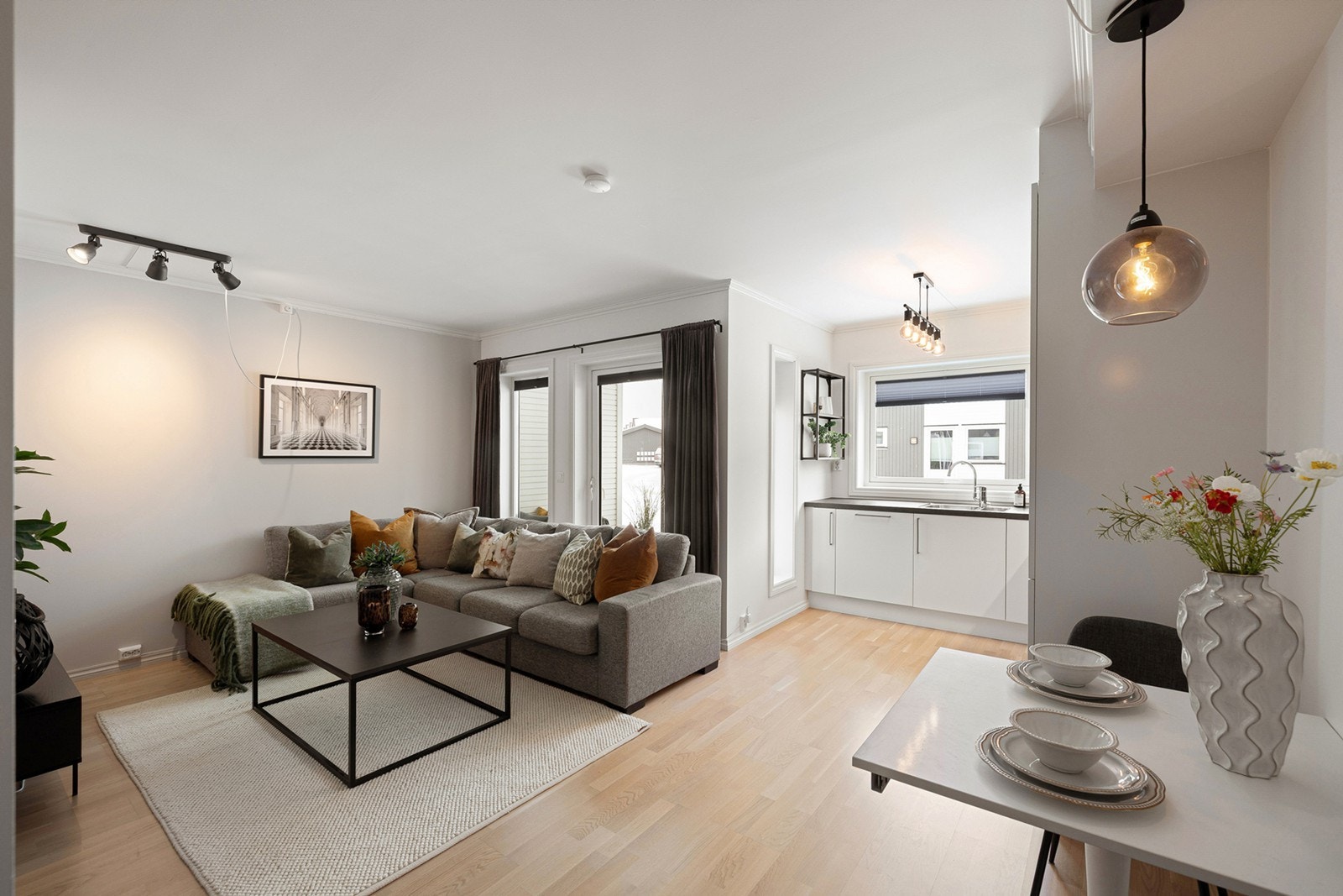 Lys og moderne 2-roms selveier fra 2020 med gjennomgående planløsning, terrasse og carport. Galleribilde