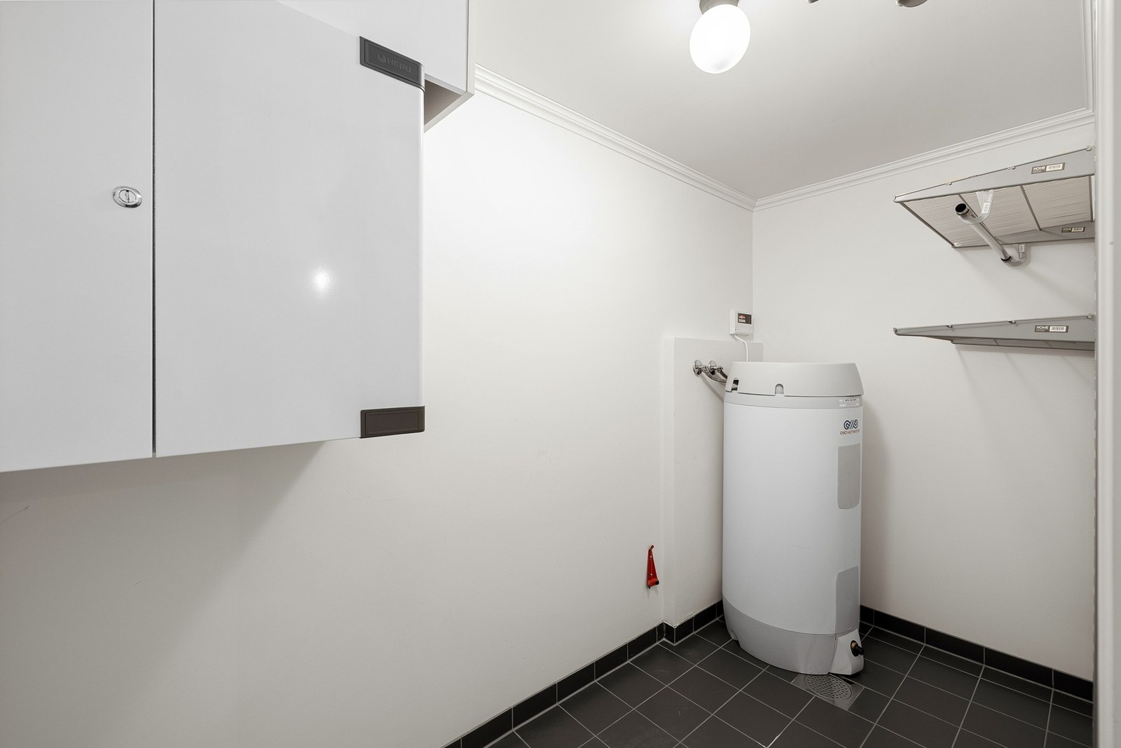 Praktisk innvendig bod med flislagt gulv og gode oppbevaringsmuligheter. Galleribilde