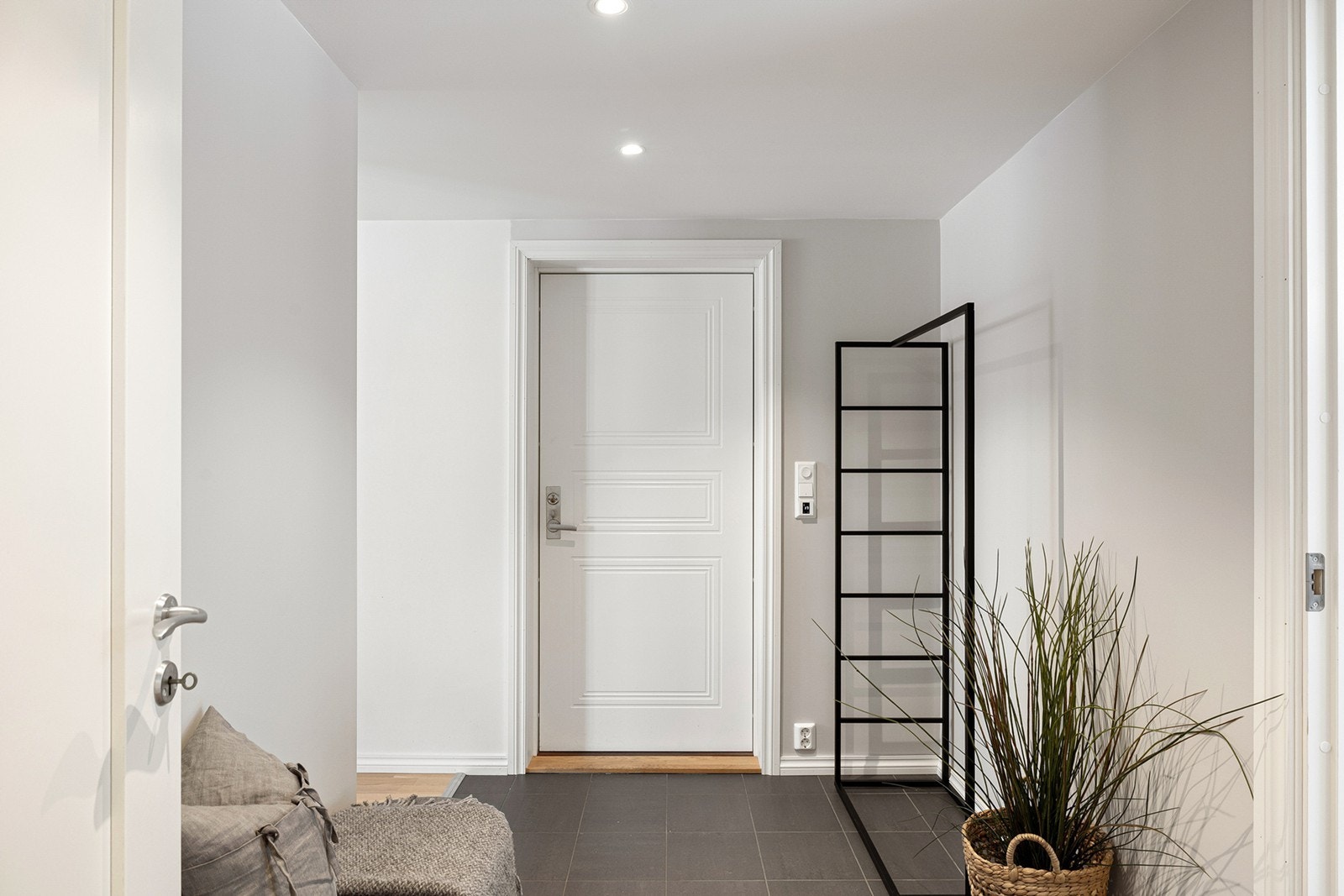 Vel innenfor døra blir man møtt av en lys og innbydende entré, med slitesterke fliser og behagelig gulvvarme. Galleribilde