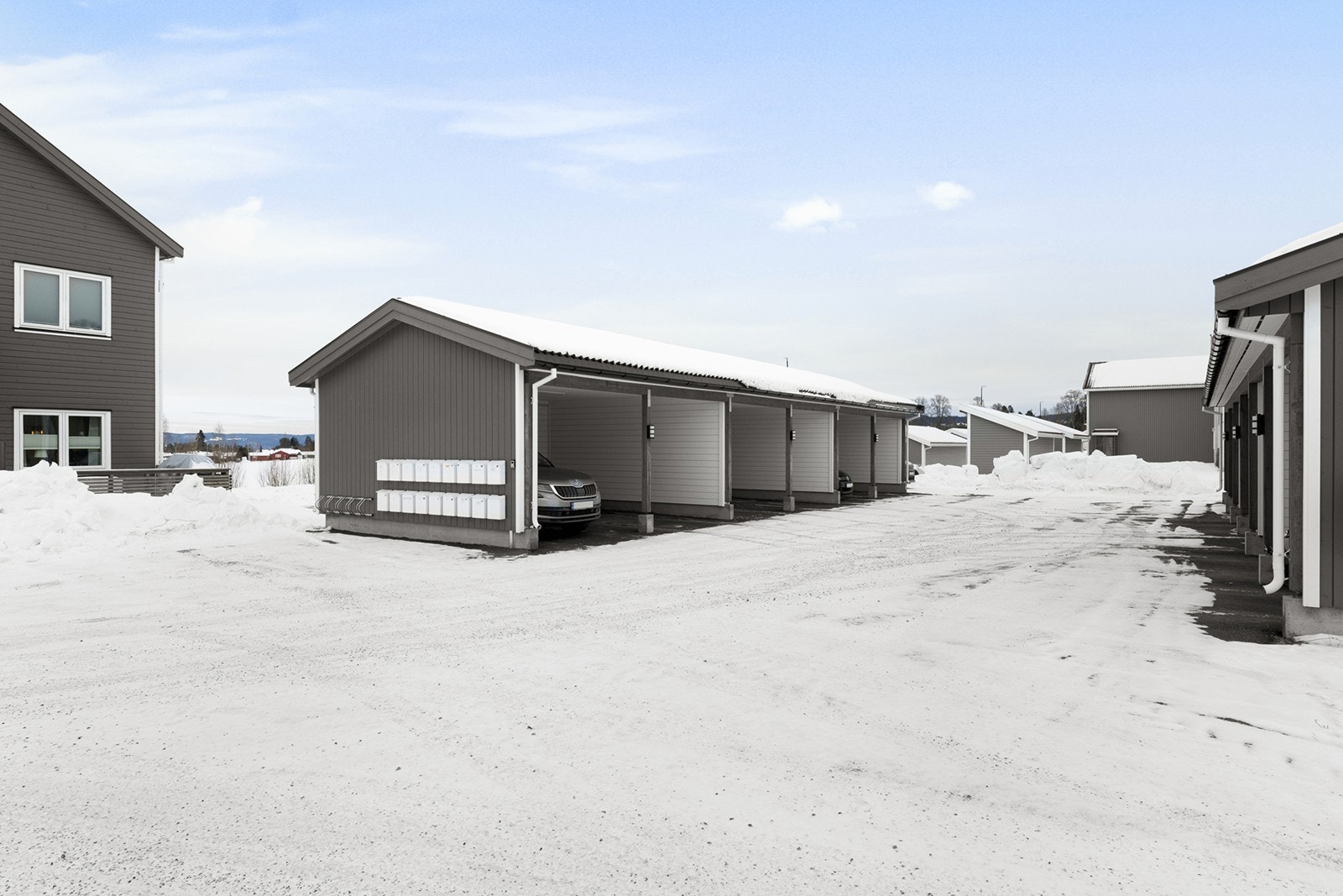 Det medfølger carportplass i felles rekke med ladeboks. Galleribilde