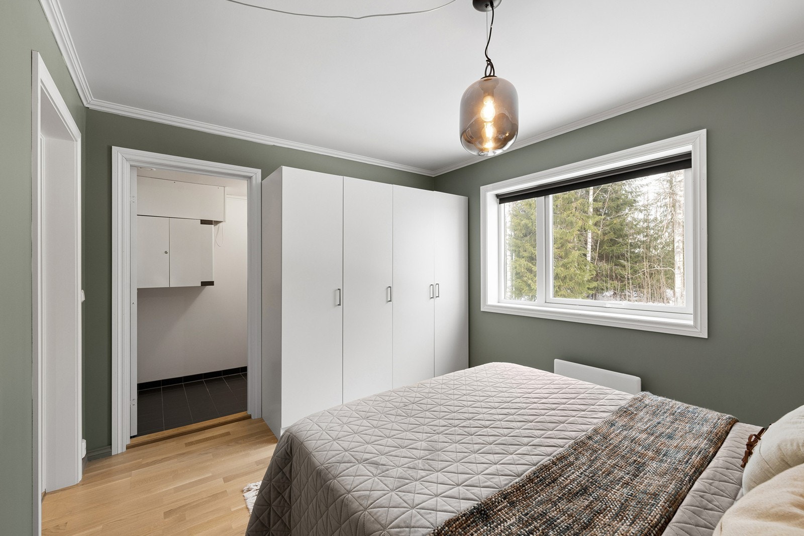 Soverommet har direkte adkomst til innvendig bod som enkelt kan benyttes som walk-in closet, noe som gir gode oppbevaringsmuligheter. Galleribilde