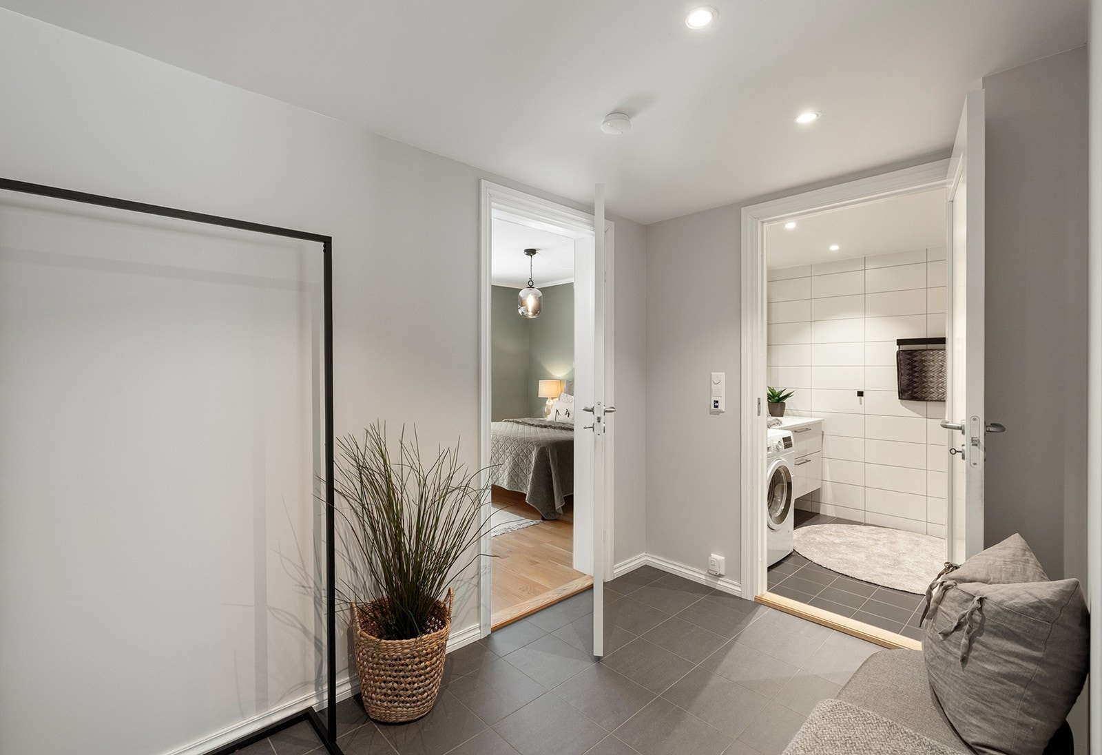 Det er god plass til oppbevaringsmøbler som garderobeskap og skoskap, samt tilknyttet bod for ekstra lagring. Galleribilde