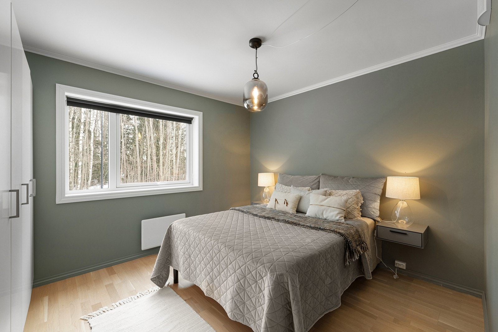 Romslig og delikat soverom med plass til dobbeltseng og tilhørende møblement. Galleribilde