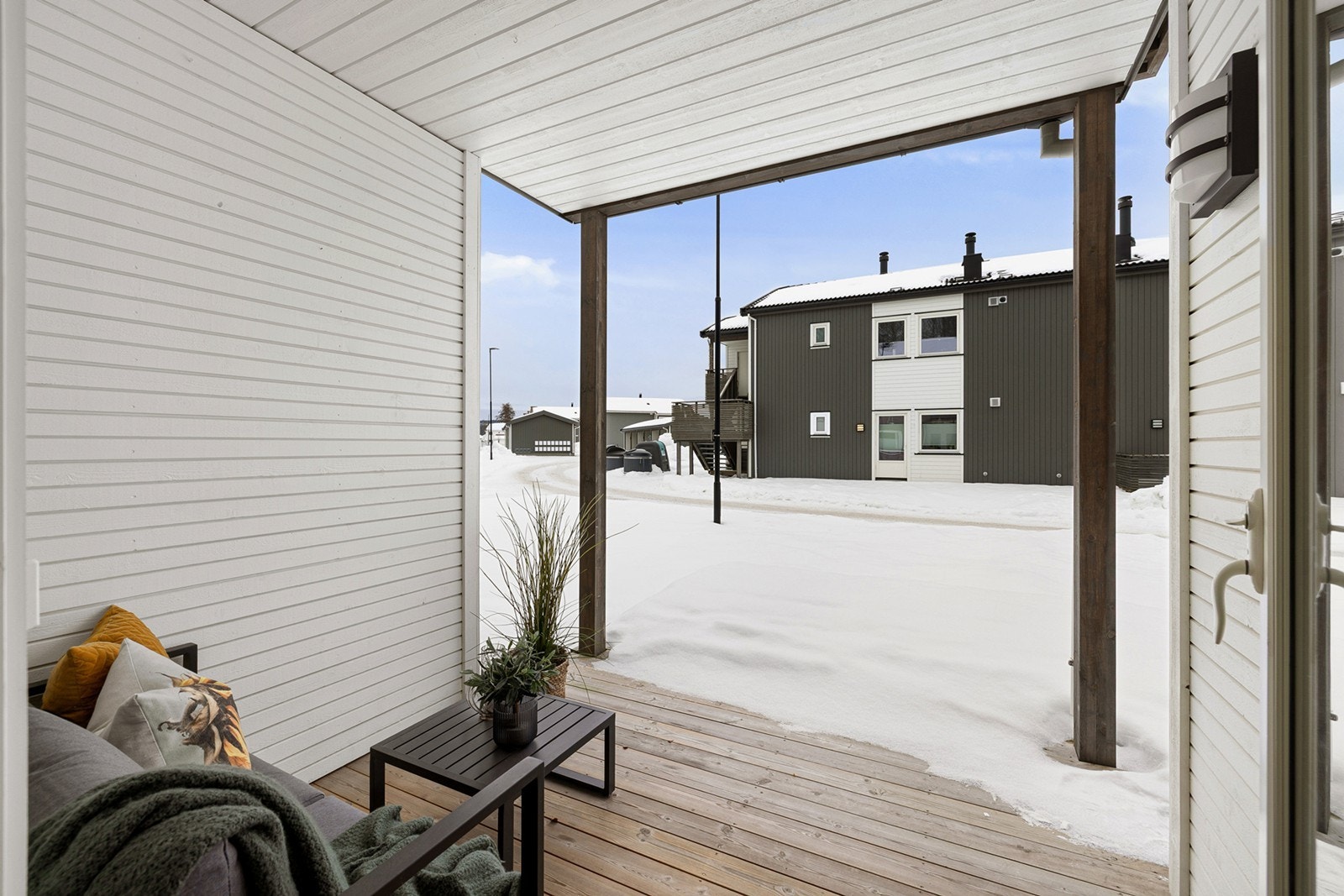 Fra stuen er det utgang til overbygd terrasse på 20 kvm, perfekt for bruk store deler av året. Galleribilde