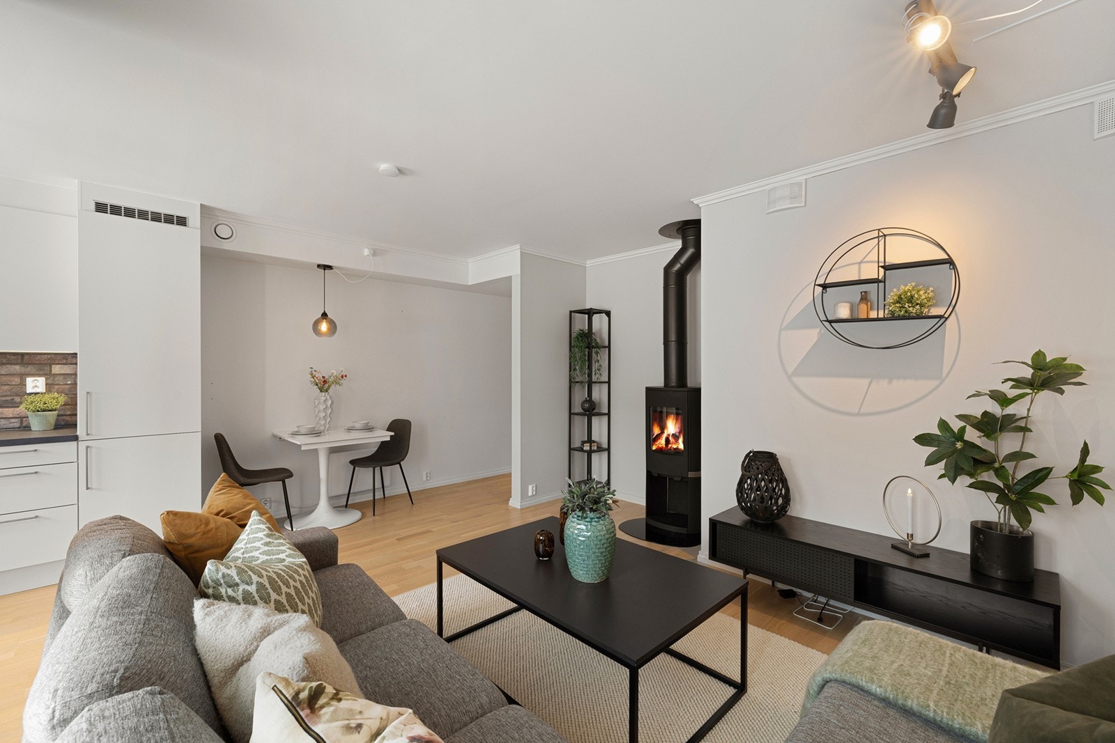 Stuen har god plass til både sofagruppe og spiseplass. Galleribilde