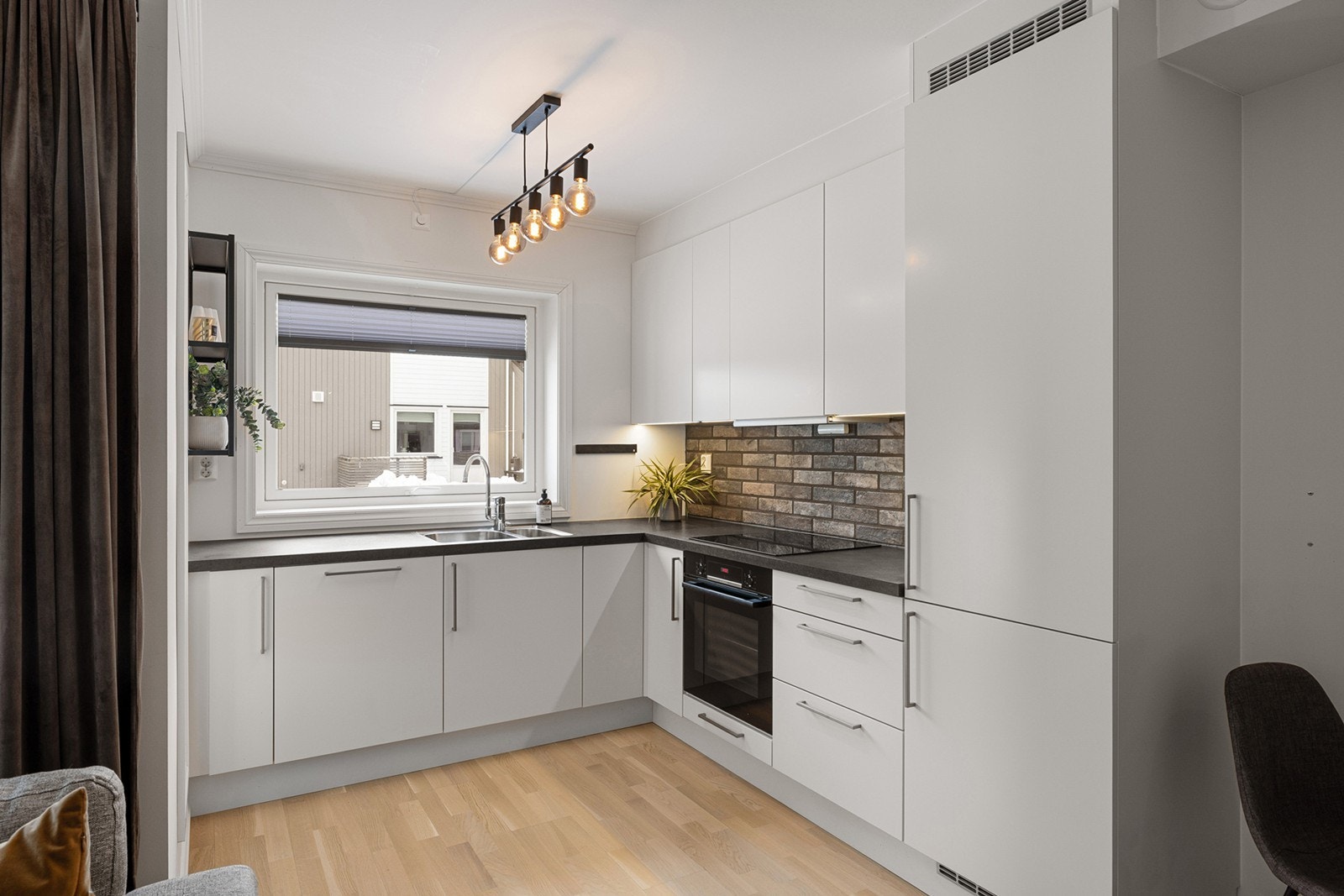 Kjøkkenet er utstyrt med integrerte hvitevarer som gir et stilrent og helhetlig uttrykk. Galleribilde