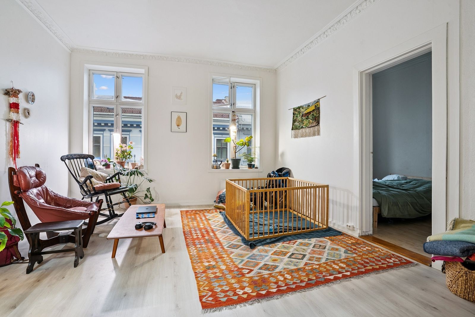 Stuen har store vindusflater som gir mye lys Galleribilde