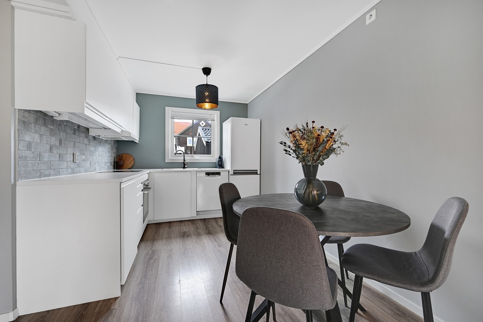 Lettstelt kjøkken med spiseplass. Galleribilde