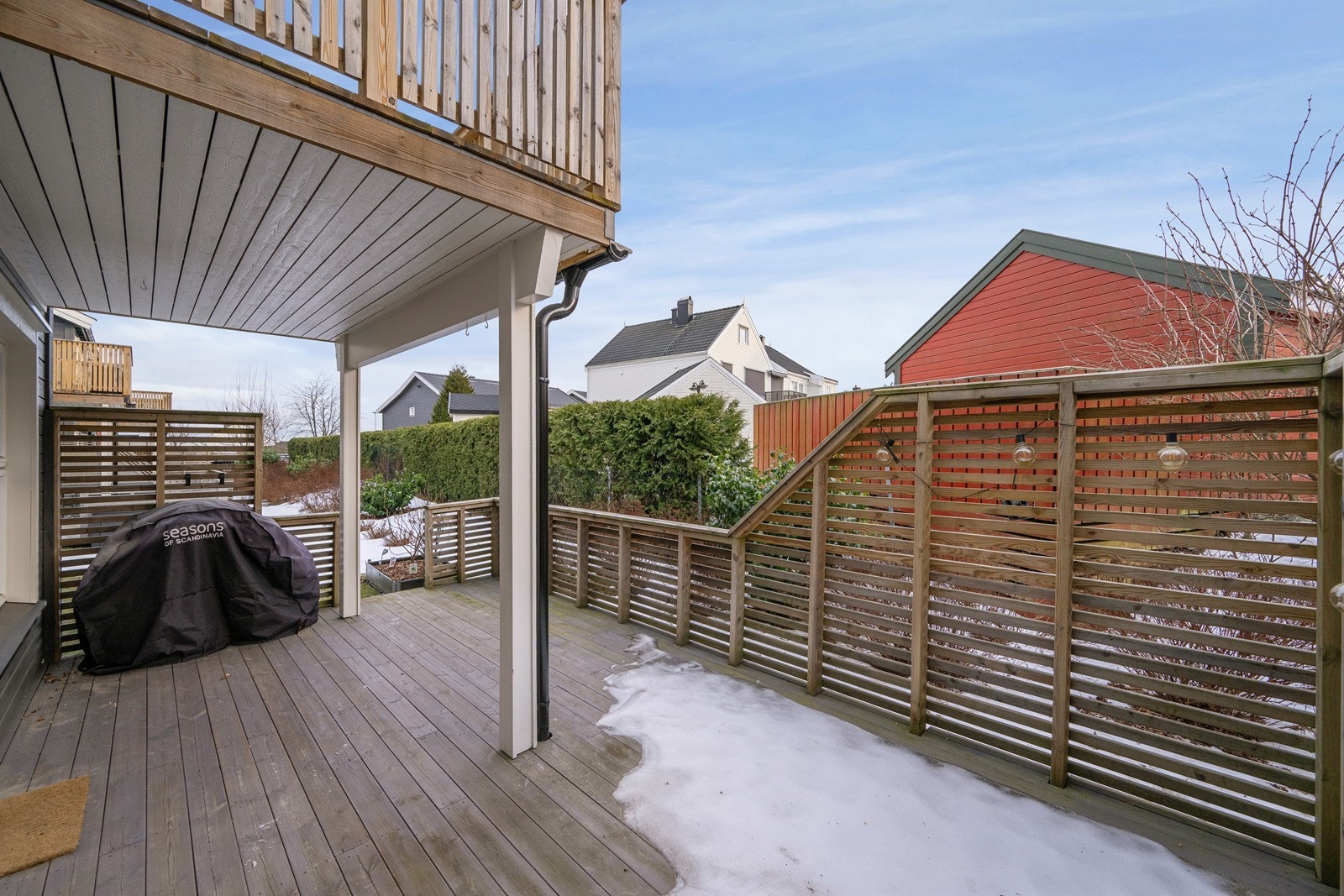 Stor terrasse som er delvis overbygd og utgang til felles hage. Galleribilde