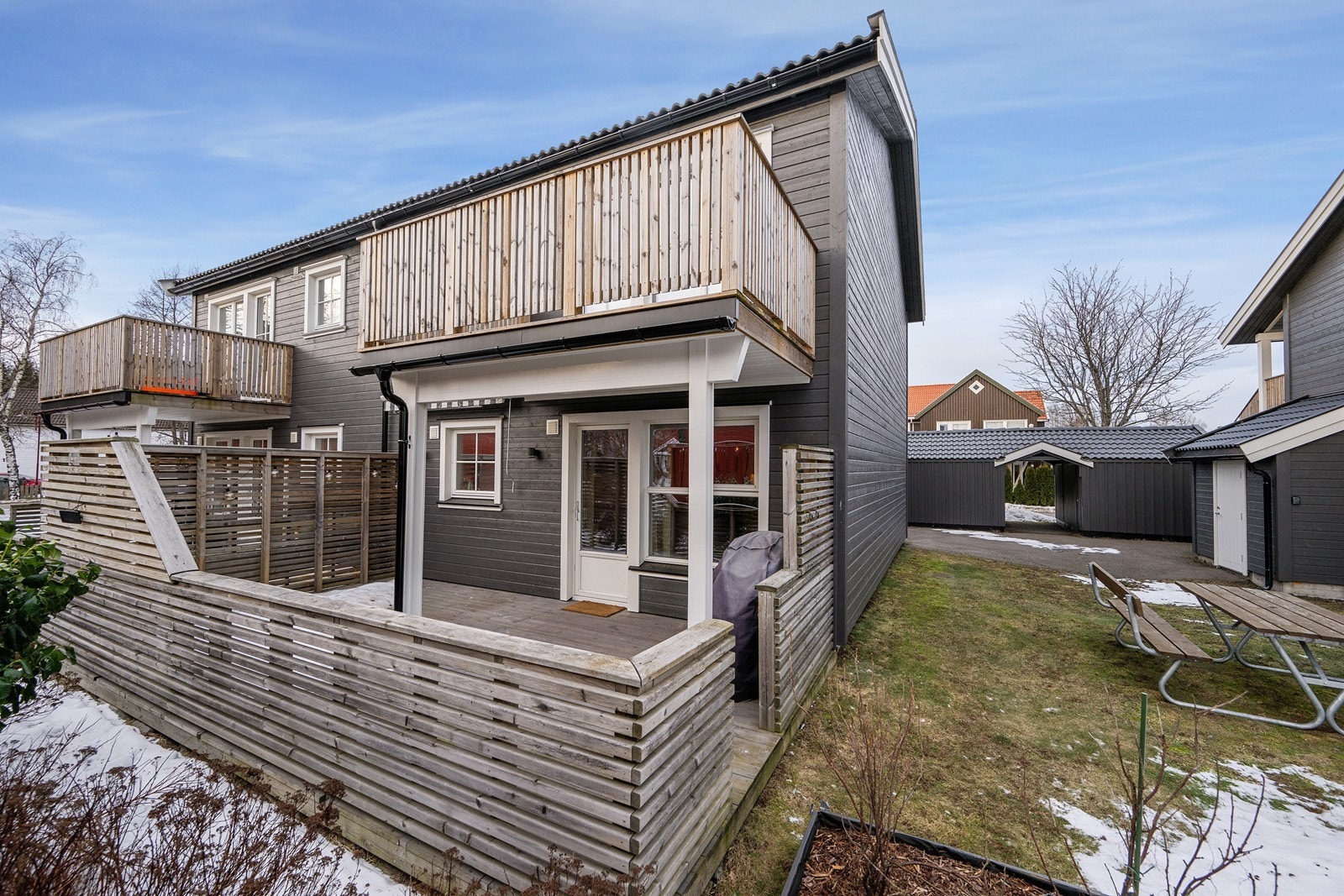 Leiligheten ligger i 1. etasje, inngjerdet terrasse med utgang til felles hage. Galleribilde