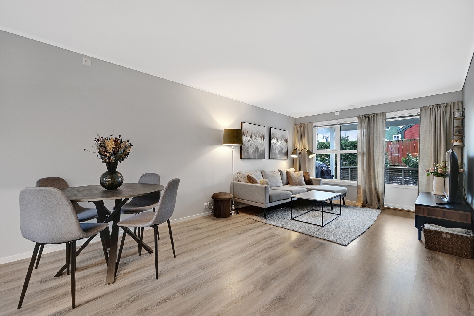 Velkommen til Mistelteinen 6 A. Lys og trivelig stue med åpen kjøkkenløsning og utgang til terrasse.
Foto: Kristian T. Bollærnen Galleribilde