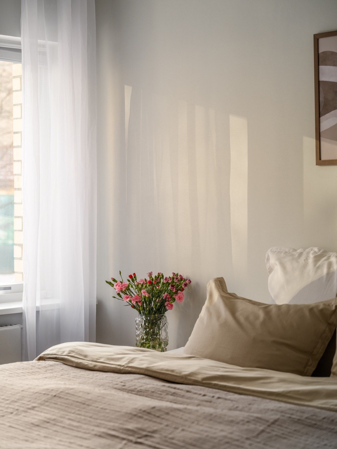 Det er på ca. 12 kvadratmeter, og har god plass til dobbeltseng med tilhørende nattbord. Galleribilde