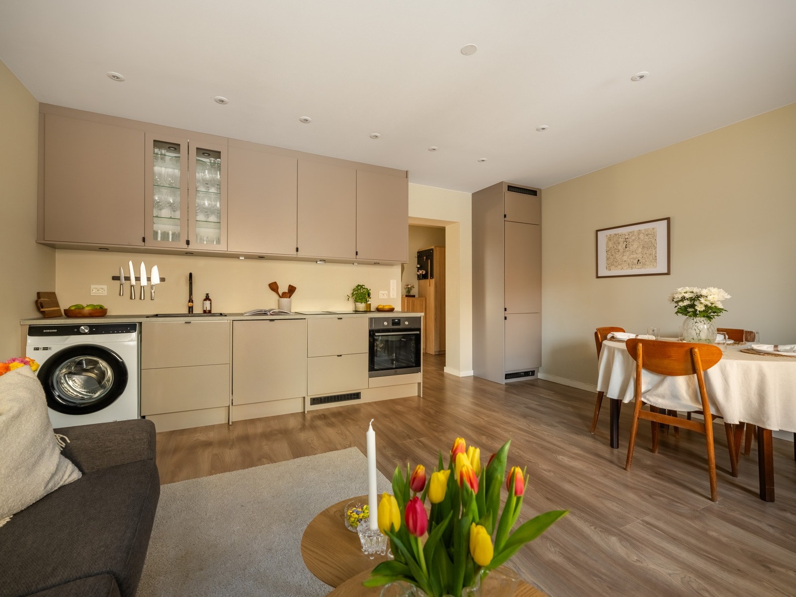 Kjøkkenet ble pusset opp i 2022, og er både innholdsrikt og tidløst. Galleribilde