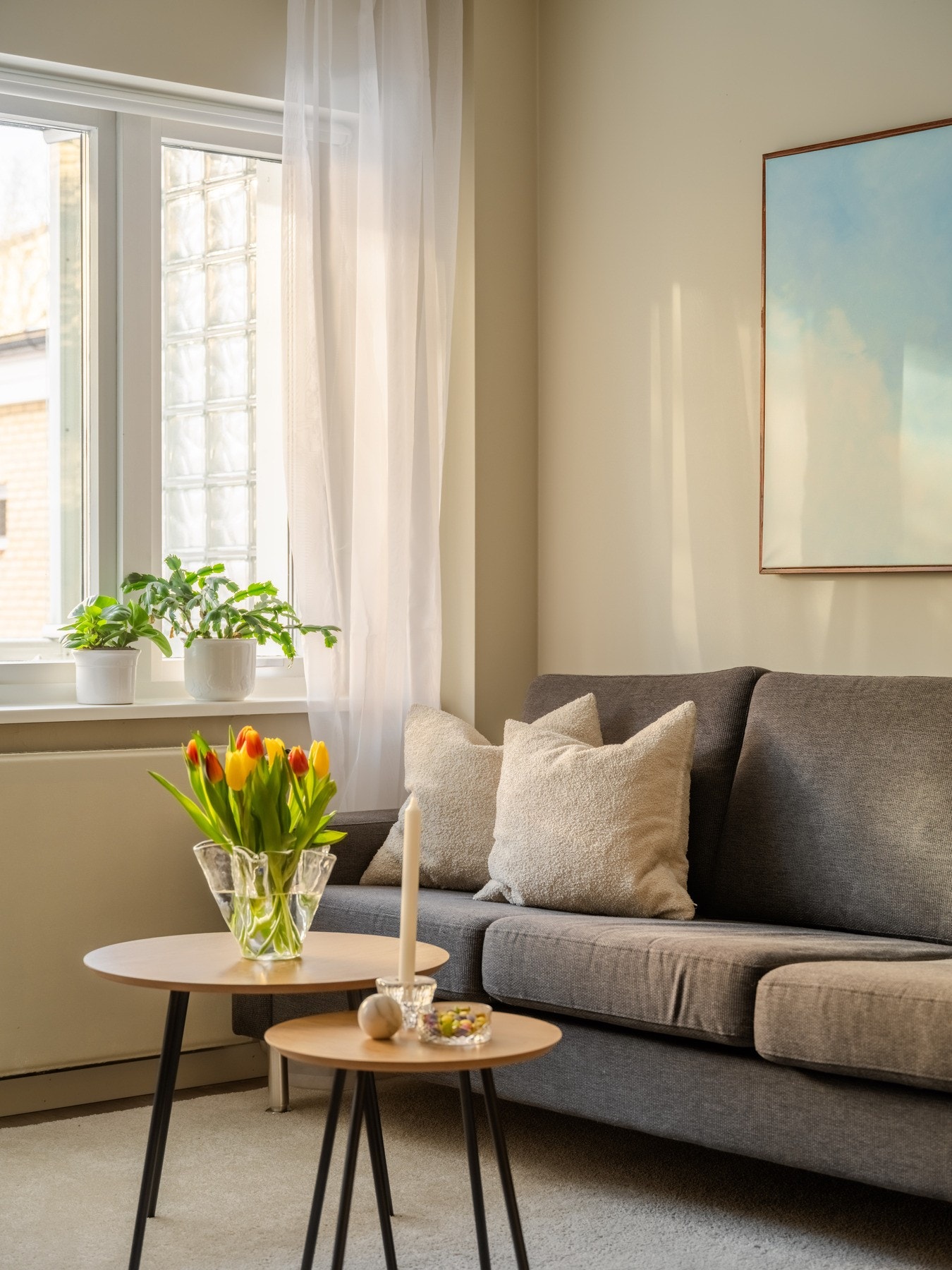 De store vindusflatene gir godt med naturlig dagslys inn i leiligheten. Galleribilde